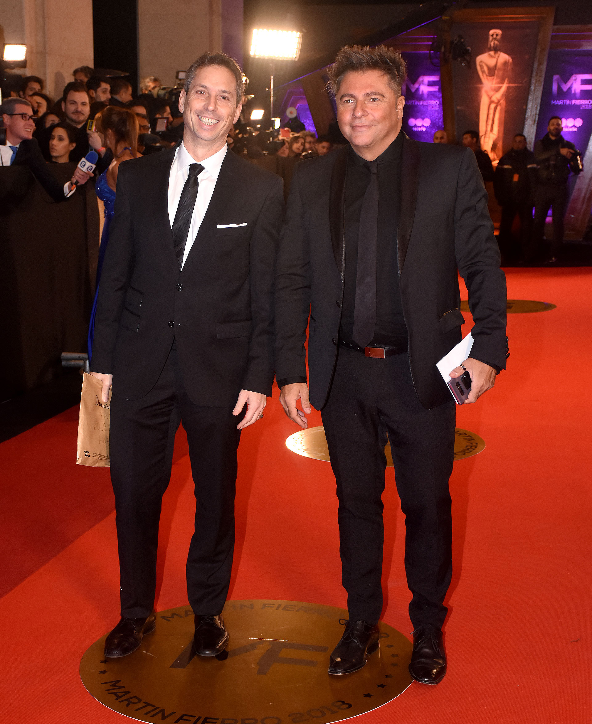 Damián Rojo y Dany Ambrosino, panelistas de “Intrusos”. Su jefe, Jorge Rial, no estuvo en la fiesta como es su costumbre desde hace años