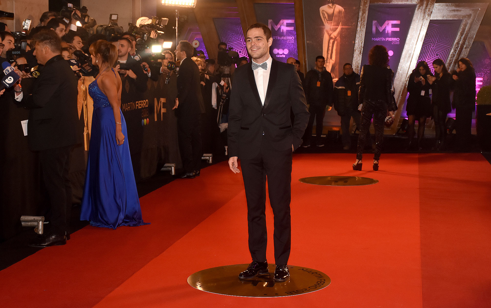 Peter Lanzani con look renovado. Eligió smoking negro con zapatos de charol, moño con diseño y camisa blanca de botones escondidos.