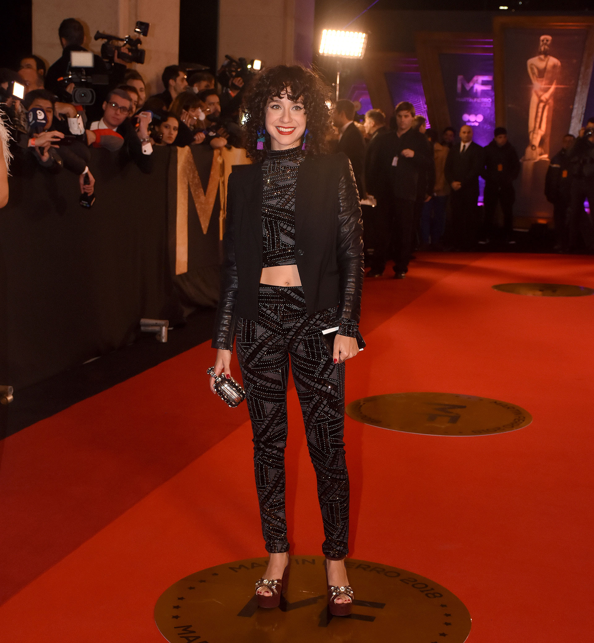 Daniela Herrero, total in black y con bordados de paillettes