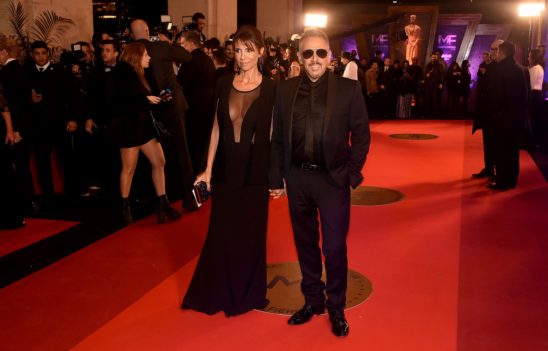 Alejandro Lerner junto a su mujer. Ambos en total black.
