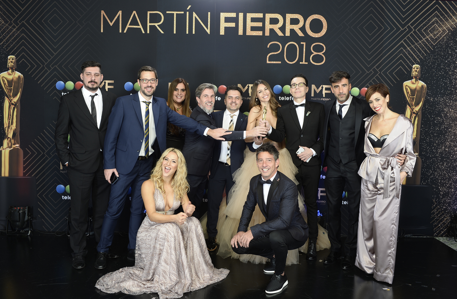 El equipo de “ShowMatch” con la estatuilla de Mejor Reality: Ángel de Brito, Marcelo Polino, el Chato Prada, Fede Hoppe, Pampita Ardohain, Flor Vigna, el Chino D’Angelo y Lolo Rossi