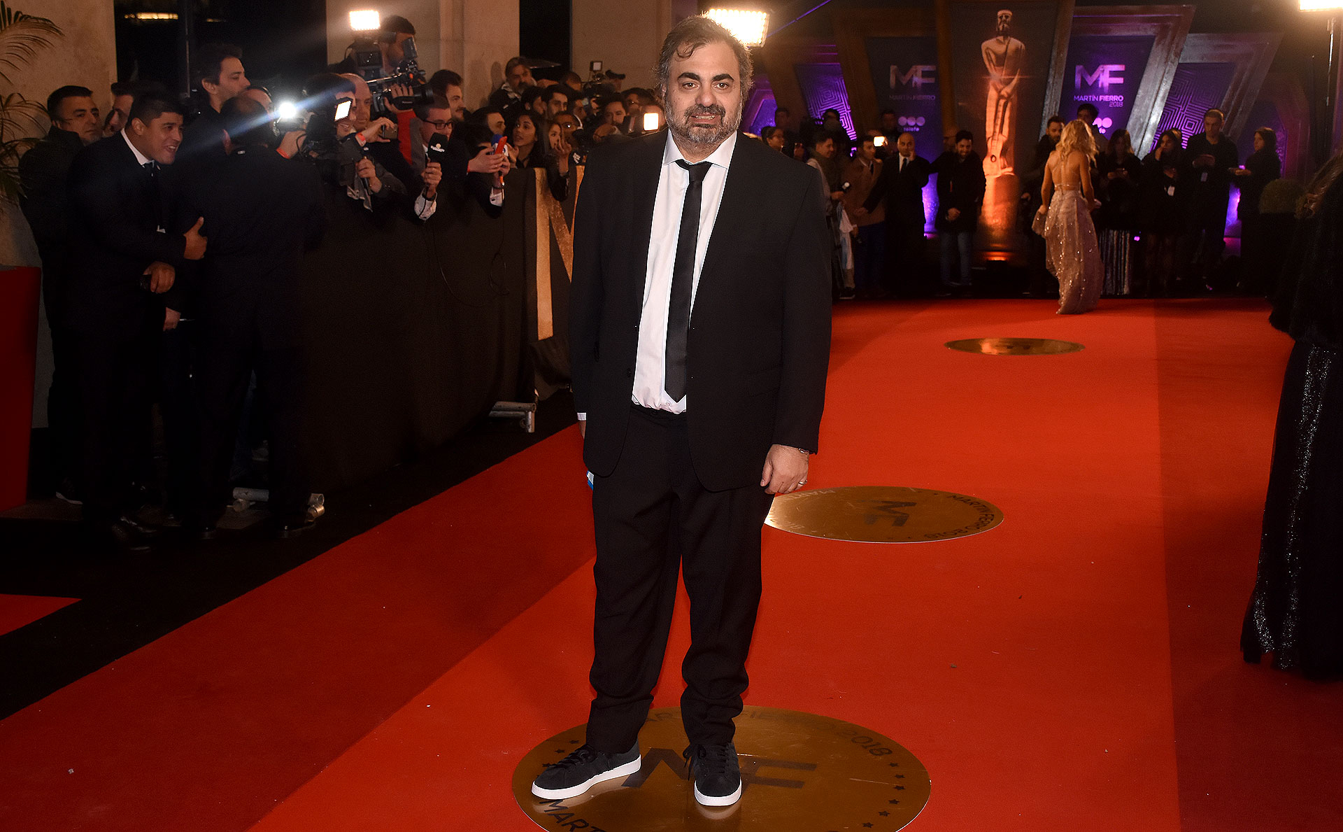 El humorista Roberto Moldavsky ganó en el rubro mejor humorista y optó por un look formal pero sporty con zapatillas de lona.