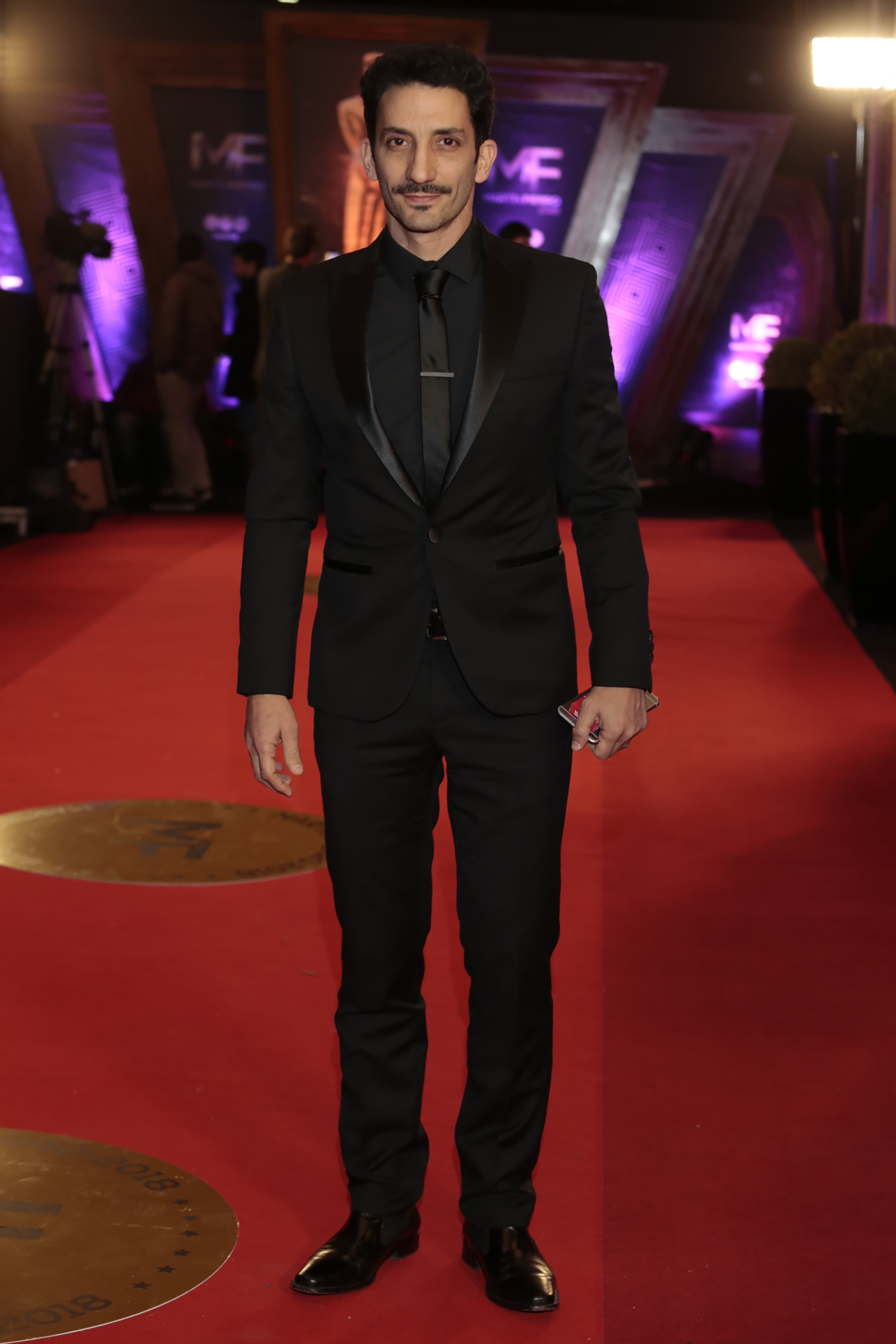 Juan Minujín, muy elegante con las solapas de su traje de terciopelo.