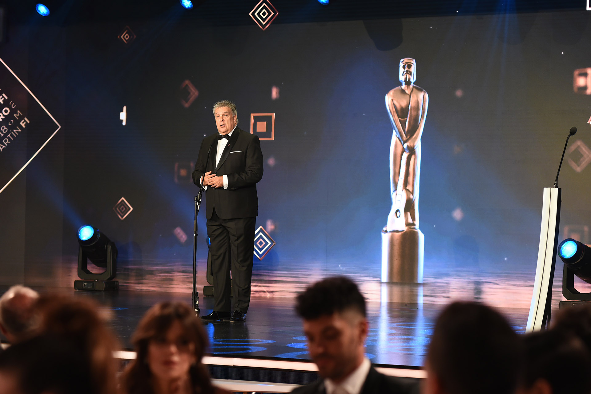 Mientras Luis ventura presentaba la 48ava ceremonia de los Martín Fierro, Jorge Rial en Twitter anunciaba quién sería el ganador del Oro: “Un gallo para Esculapio”