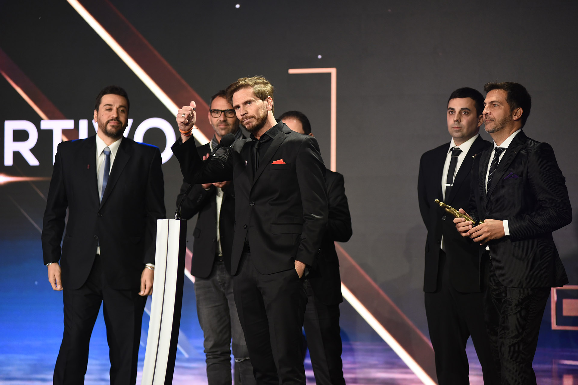 El ciclo “Pasión por el Fútbol” de El Trece ganó el premio Martín Fierro como Mejor Programa Deportivo. Sebastián “Pollo” Vignolo agradeció la estatuilla junto a sus compañeros Toti Pasman y Nicolás Distasio. Ausente con aviso: Horacio Pagani, que se recupera de la operación donde le colocaron 3 stents
