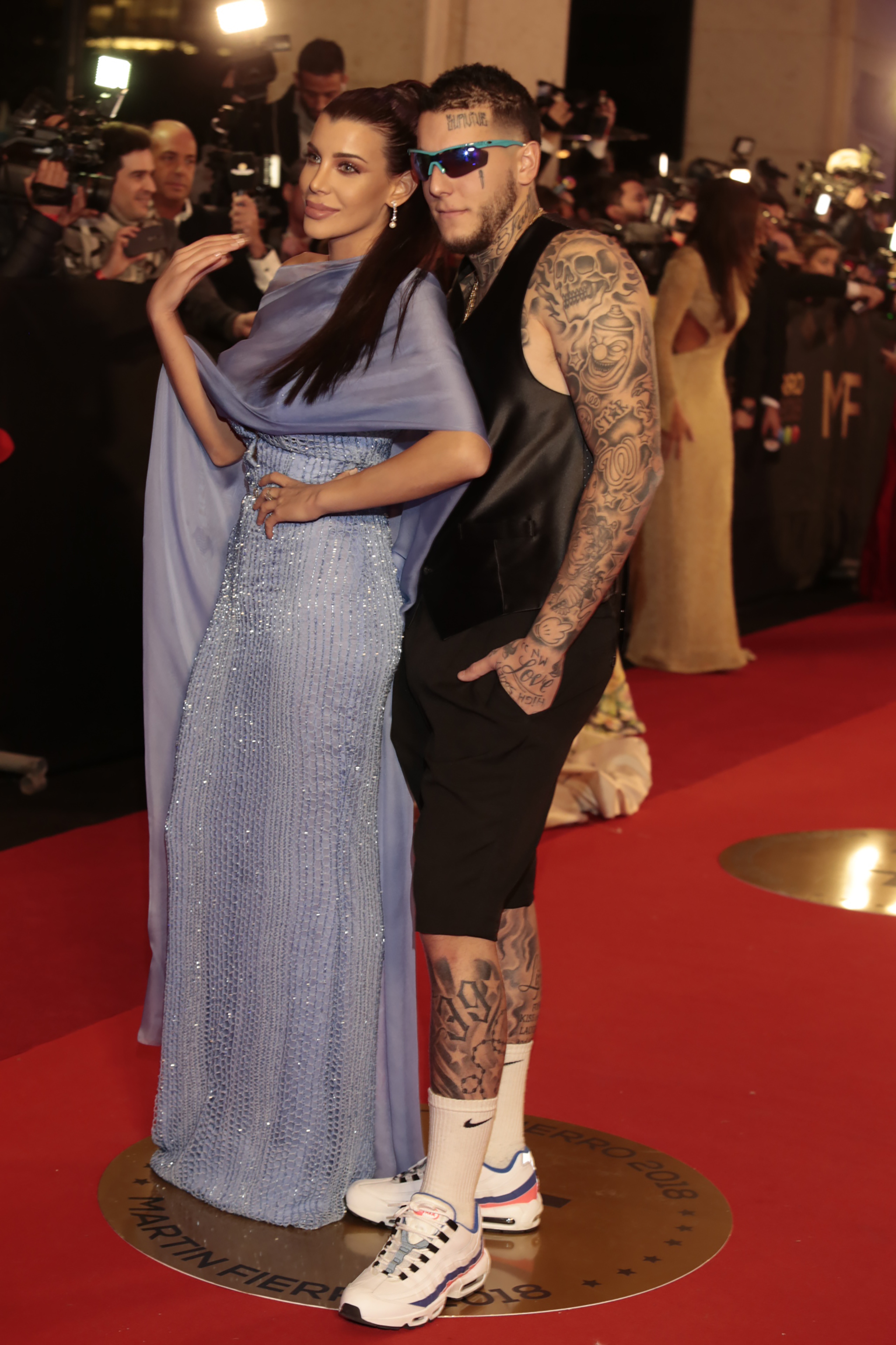 Charlotte Caniggia con vestido celeste bordado y Alexander con su polémico look con bermudas, chaleco de cuero, zapatillas y medias tres cuarto….