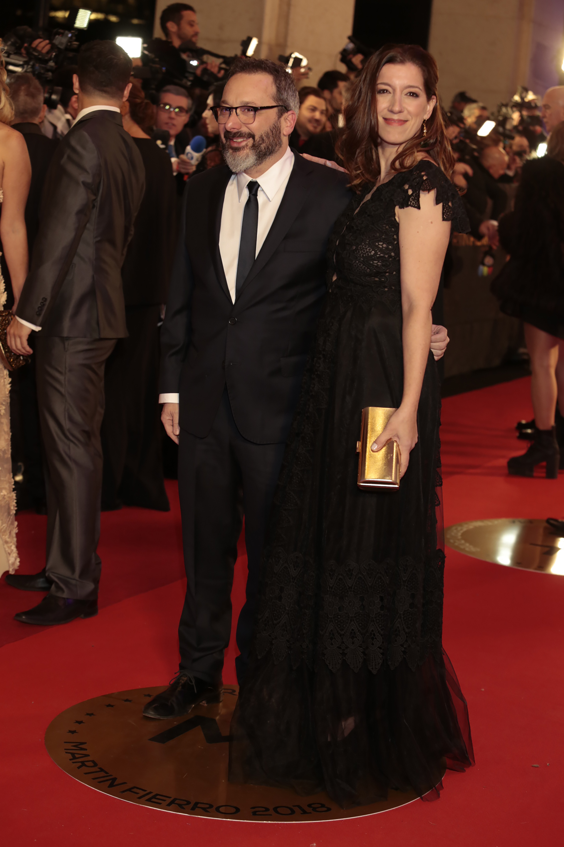 Gerardo Rozín y su mujer, Eugenia Quibel. Él eligió un traje clásico con corbata finita y ella un diseño en tul y detalles de encaje negro con mangas japonesas con clutch rígido dorado.