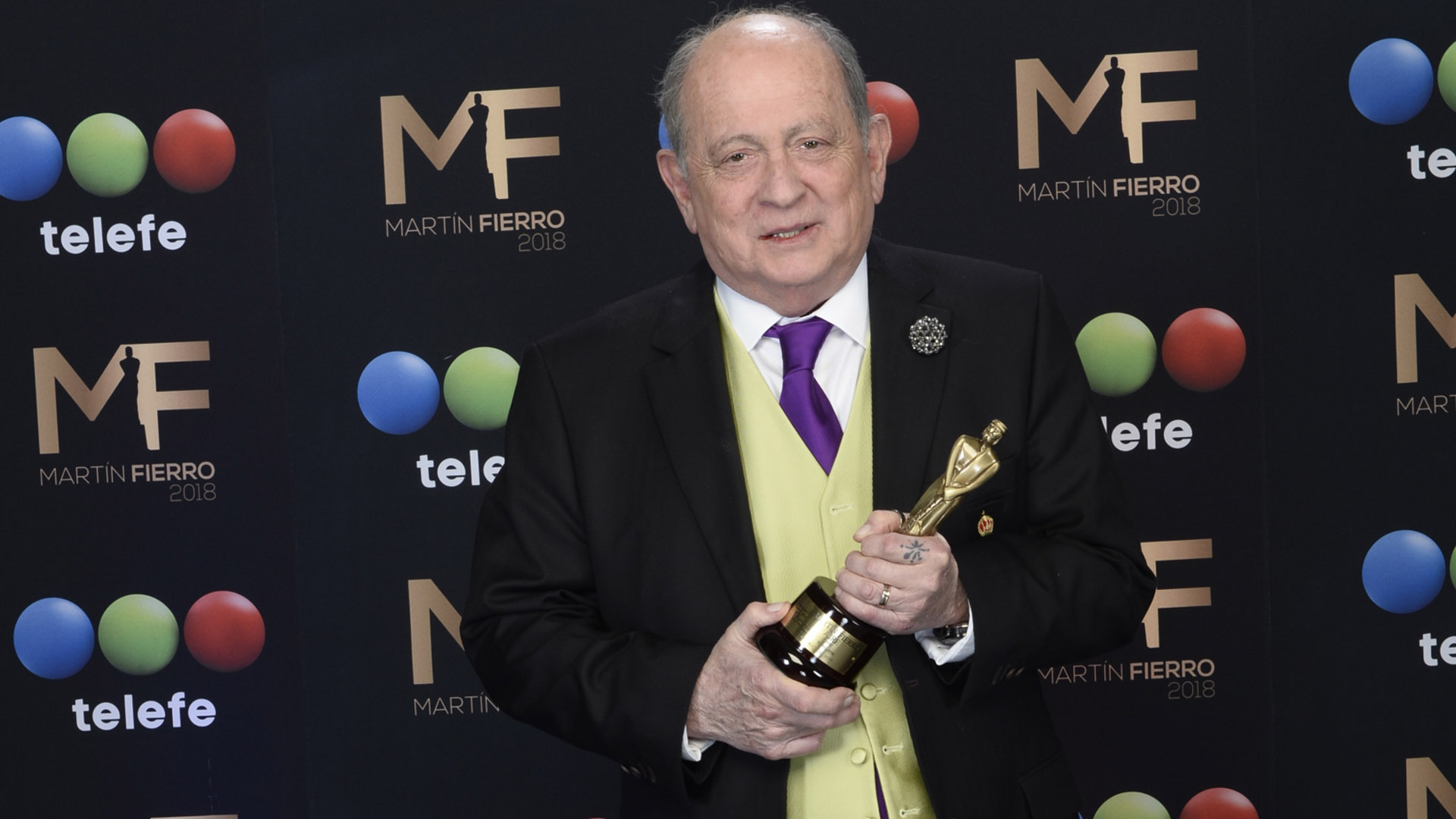 Chiche Gelblung con su premio como Mejor Panelista por “Pamela a la tarde”, América