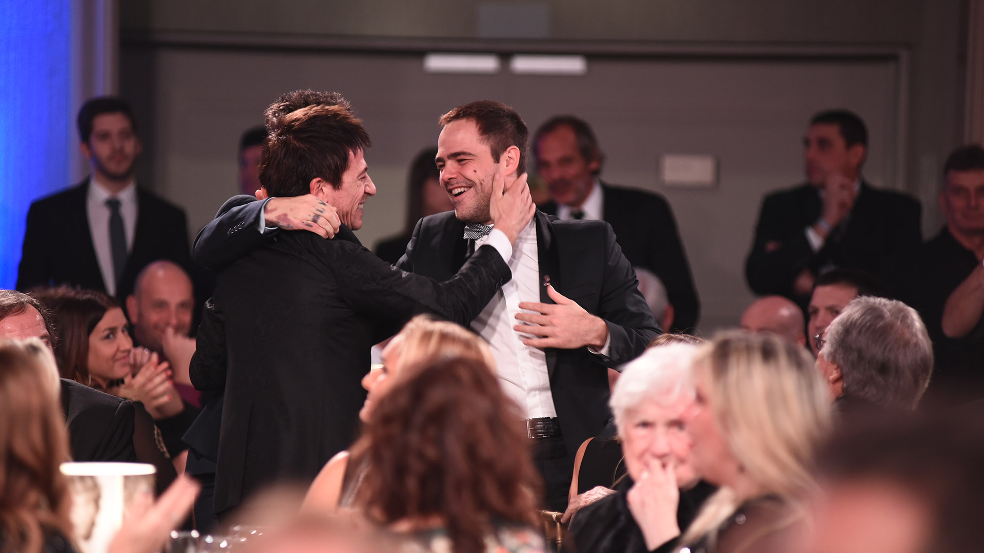 El abrazo a Peter Lanzani, por los premios que acumuló “Un galló para Esculapio”, la miniserie de Underground