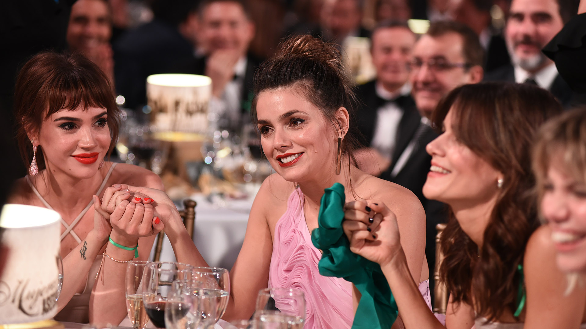 ¡A tomarse las manos! Las actrices de “Las Estrellas” felices con el premio recibido