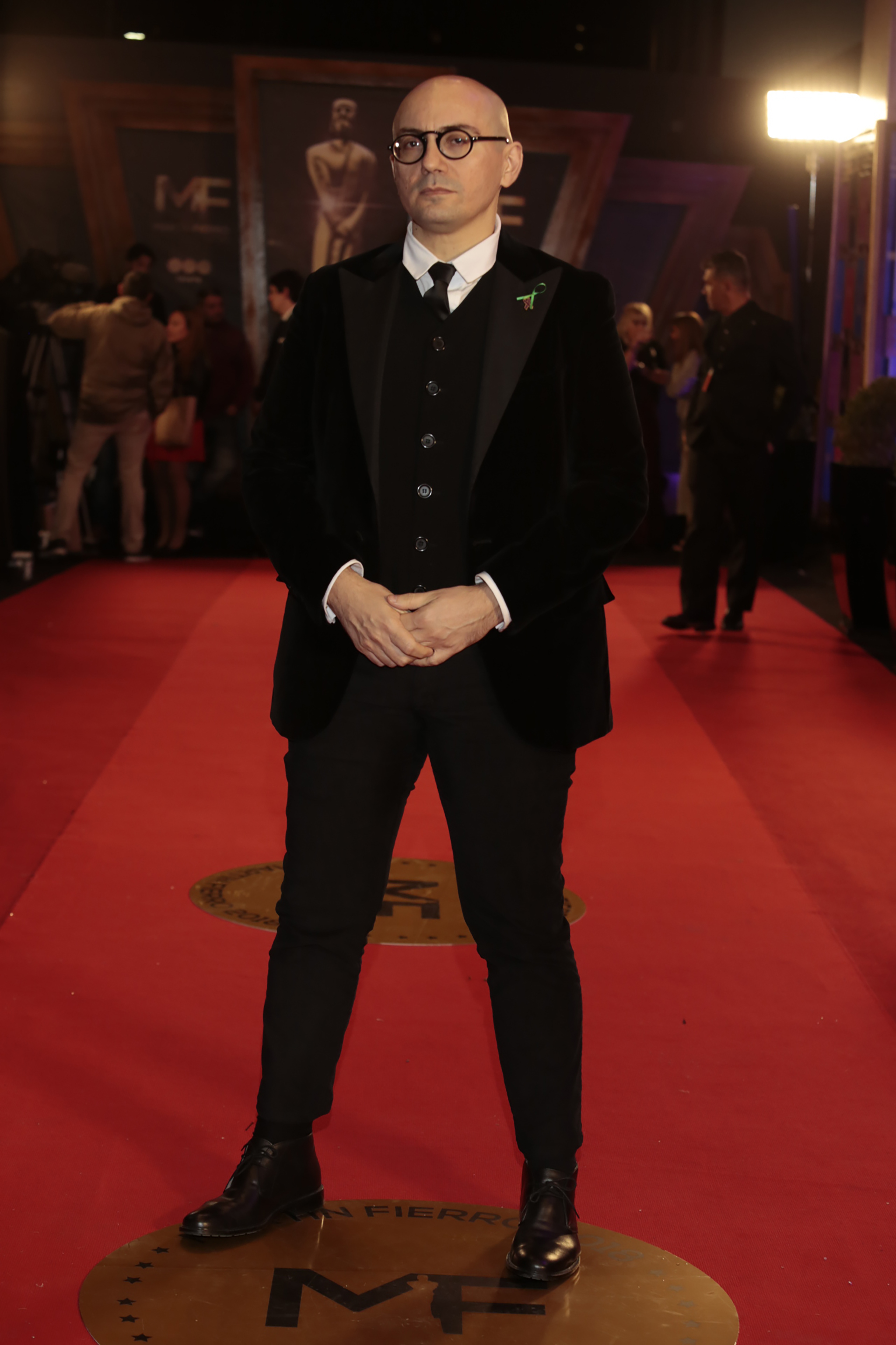 El diseñador Pablo Ramírez con saco de terciopelo negro, chaleco y pantalón chupín a tono. Lo combinó con camisa blanca, corbata negra y zapatos de cuero.