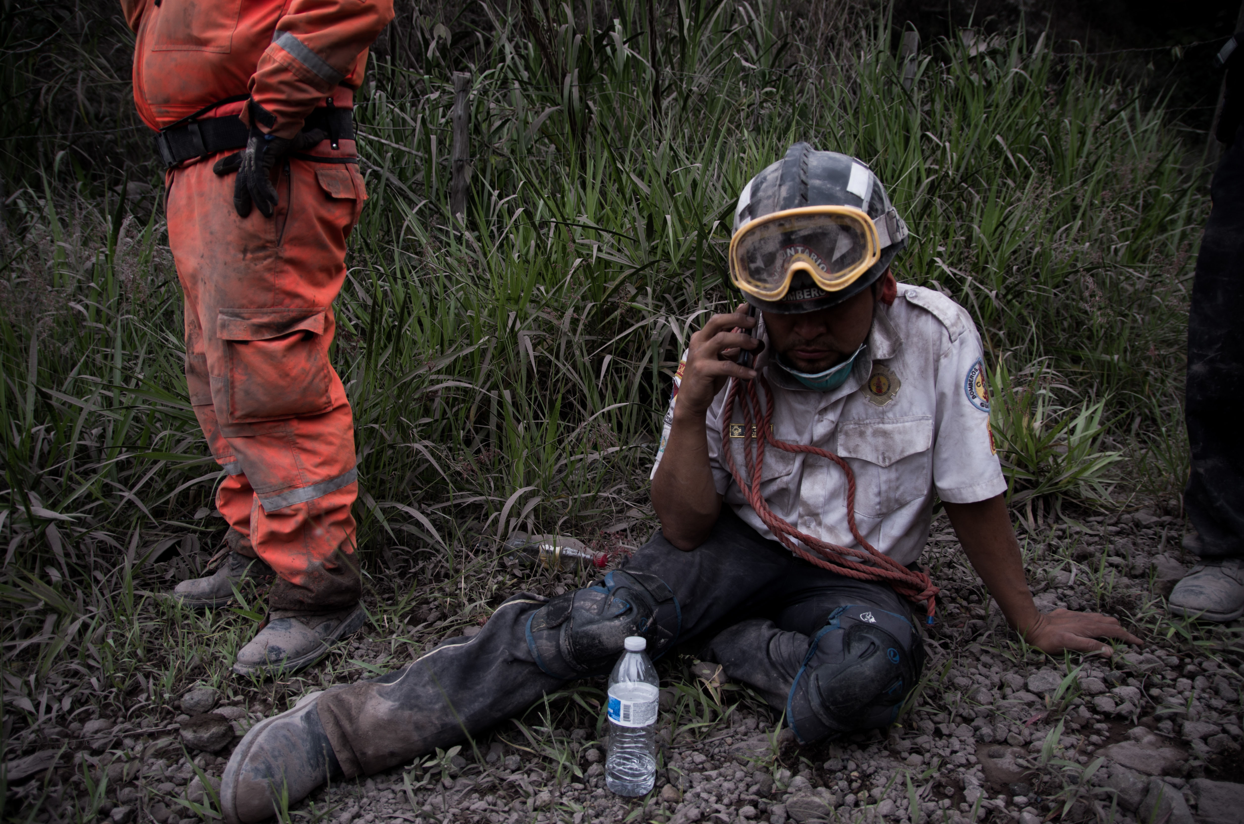 Un bombero de Guatemala descansa en la aldea El Porvenir luego de la erupción del volcán de Fuego (EFE/JOSE MISA)