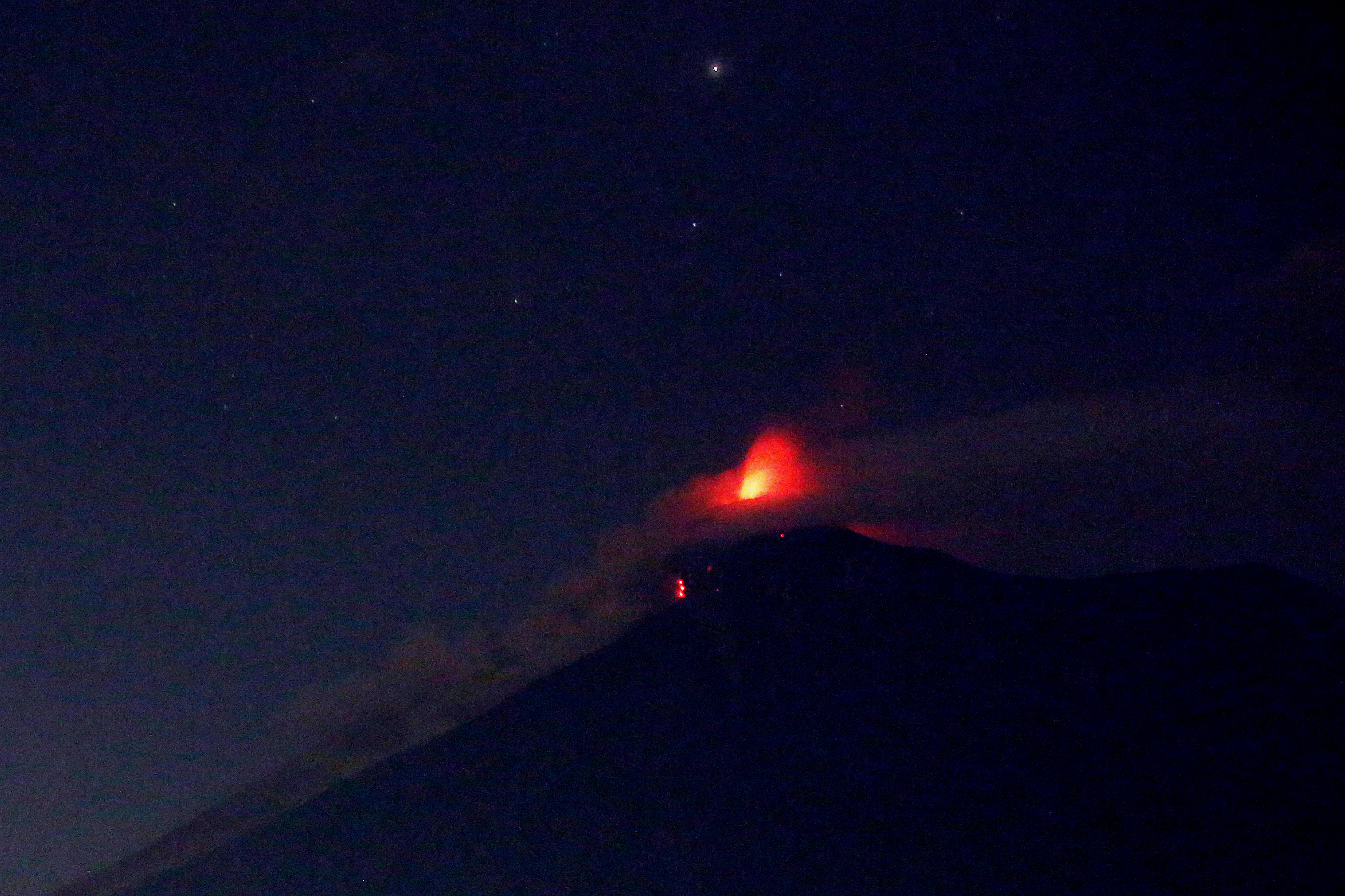 Vista del Volcán de Fuego durante la que sería la segunda erupción del 2018 y la más fuerte de los últimos añosdesde Alotenango (Guatemala). Las autoridades de socorro elevaron hoy a 25 el número de fallecidos por la tremenda erupción del volcán de Fuego de Guatemala. (EFE/Esteban Biba)