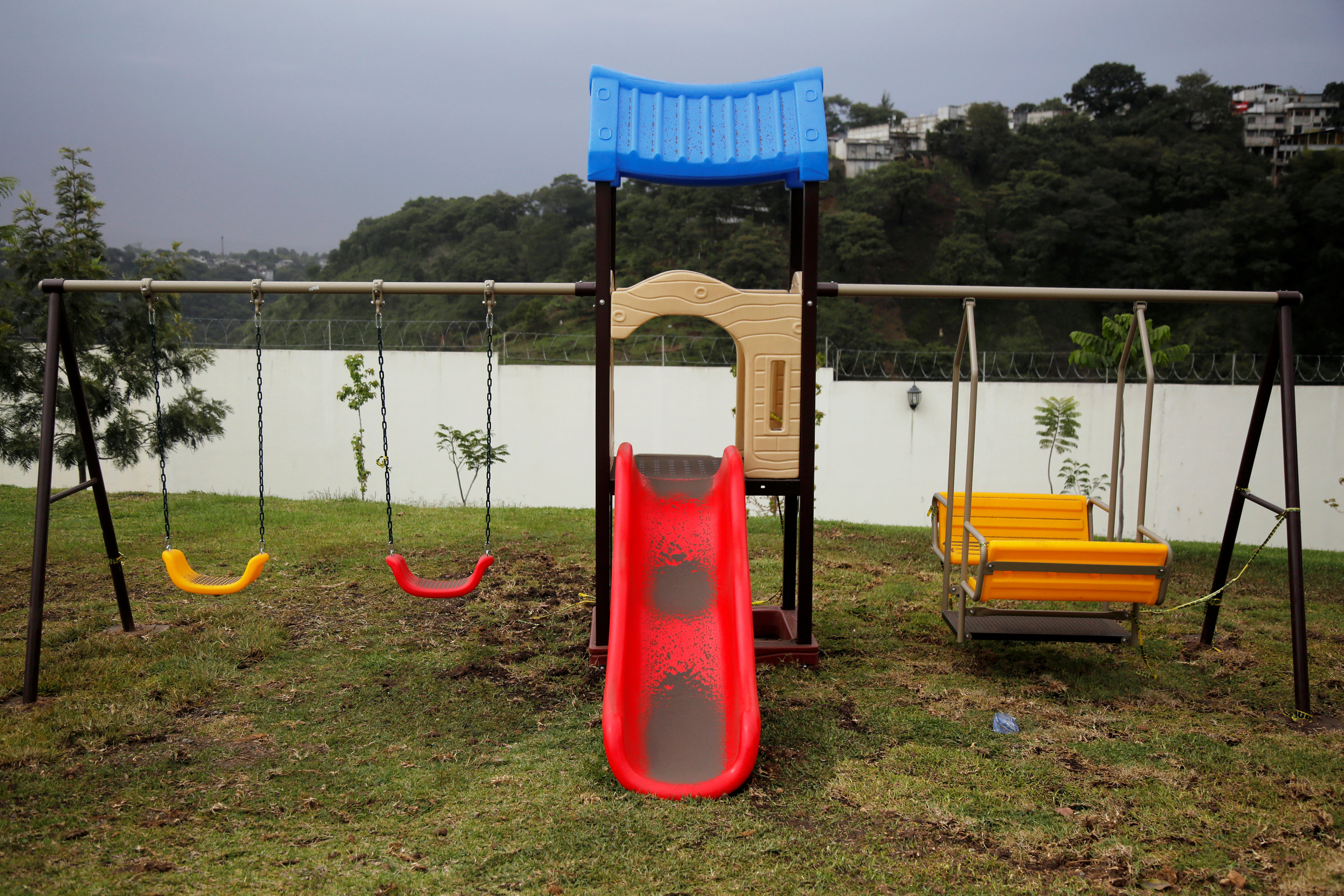 Unos juegos para niños cubiertos de ceniza en Guatemala City (REUTERS/Luis Echeverria)