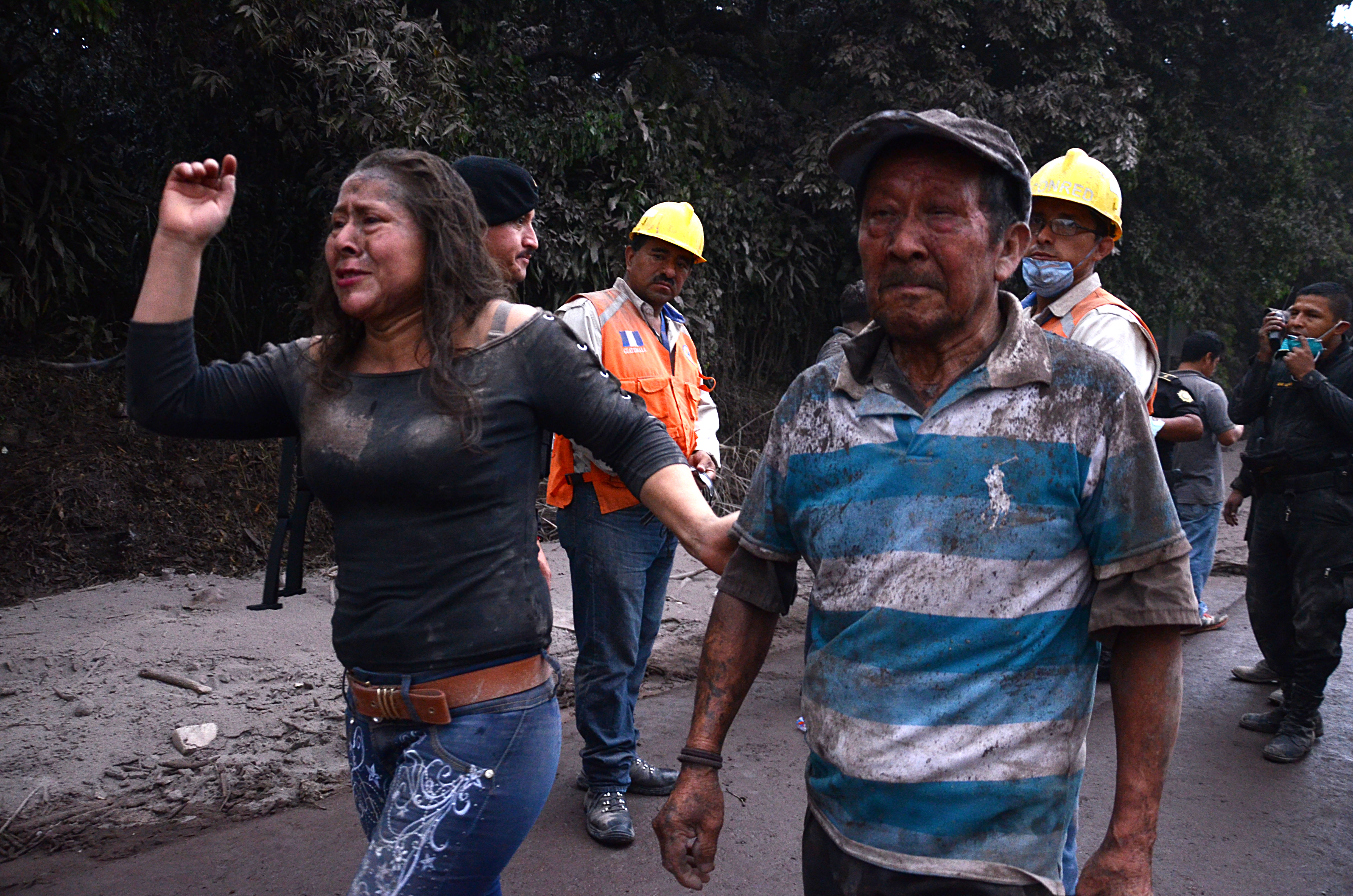 Habitantes de El Rodeo tras la erupción (AFP / NOE PEREZ)