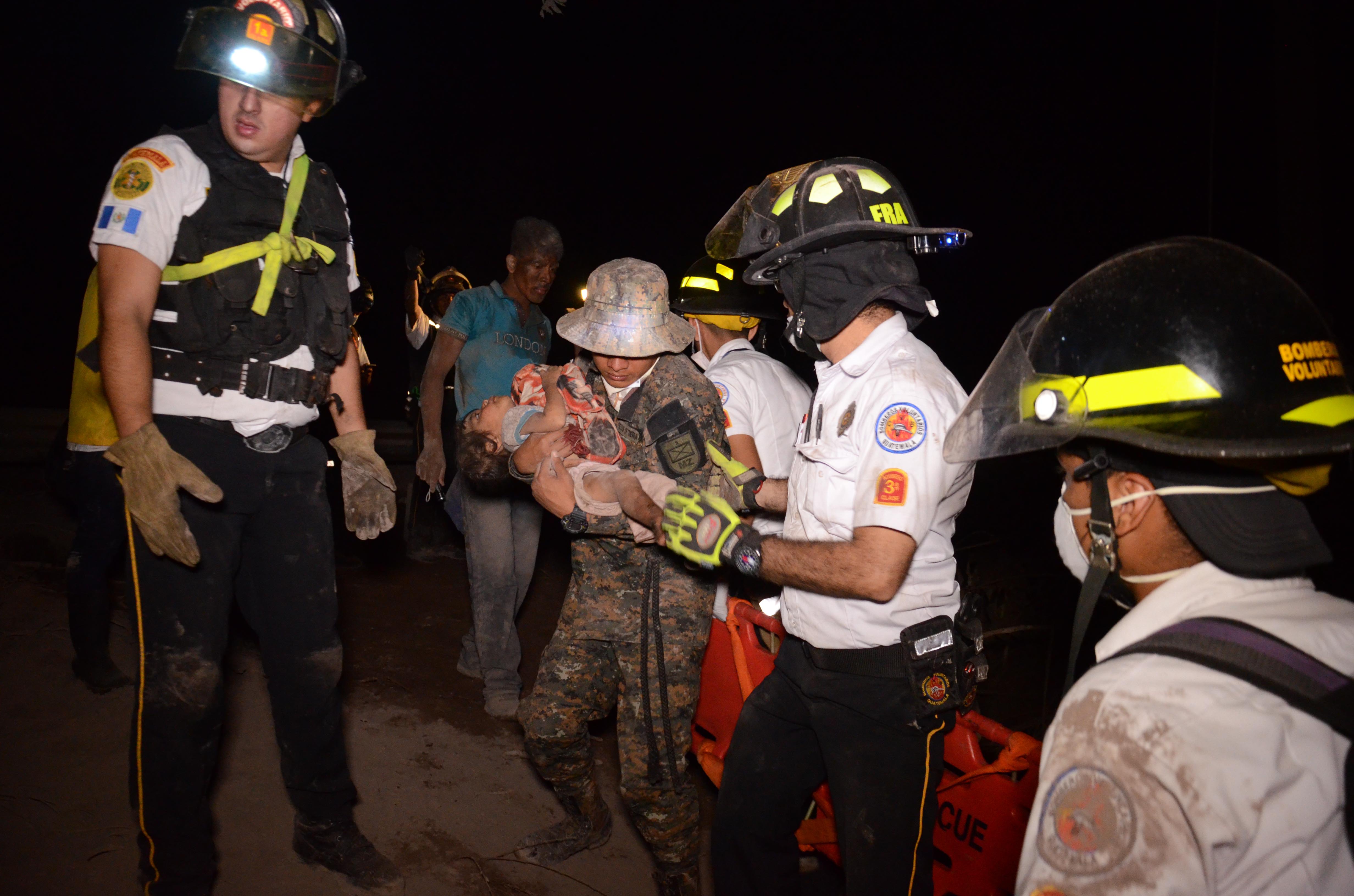 Un bebé es evacuado en El Rodeo (AFP / NOE PEREZ)