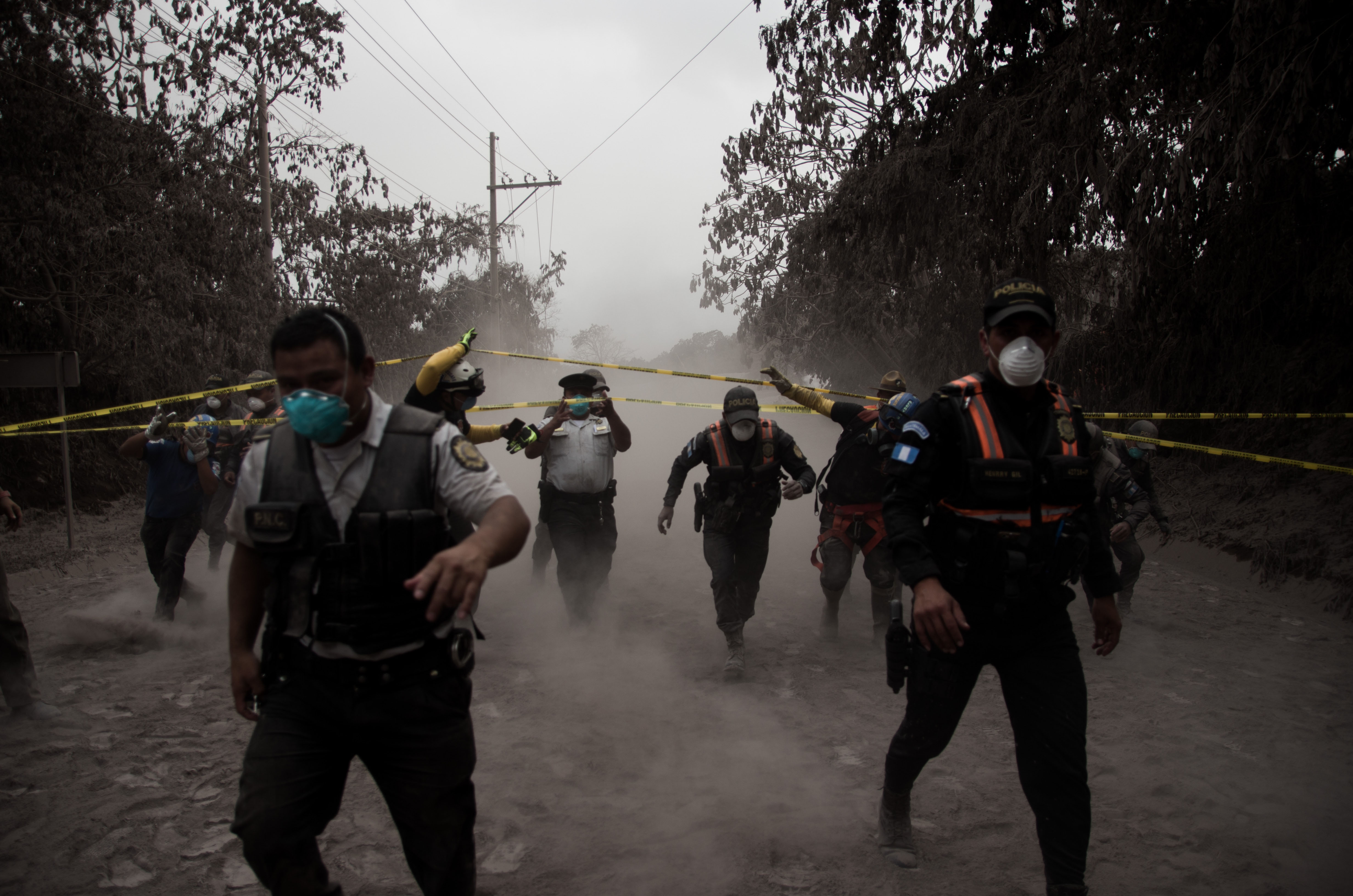 Un grupo de policías de Guatemala ayudan a evacuar a los residentes de la aldea El Porvenir (EFE/JOSE MISA)