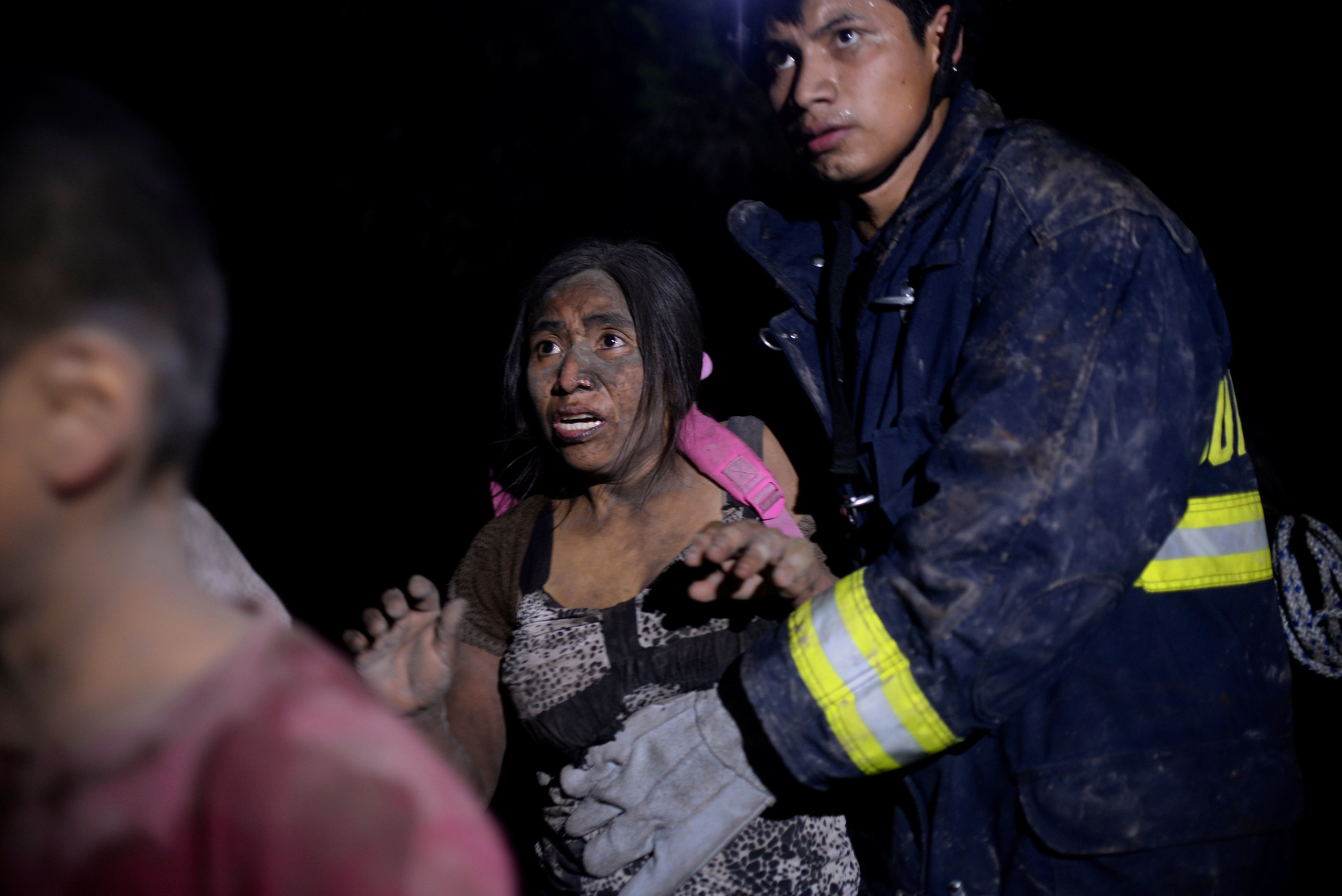 Una mujer rescatada en El Rodeo (REUTERS/Fabricio Alonzo)