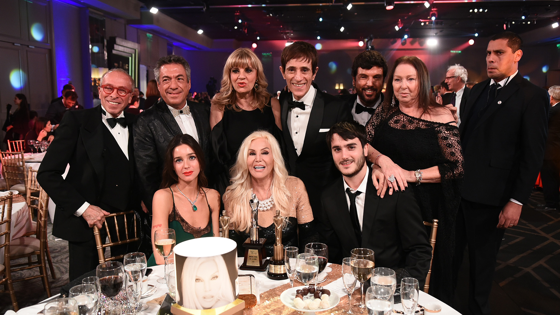 Susana Giménez, con sus nietos Lucía y Manuel Celasco, rodeada por sus amigos de toda la vida. Por primera vez en años, Mecha Sarrabayrouse no asistió a la gala
