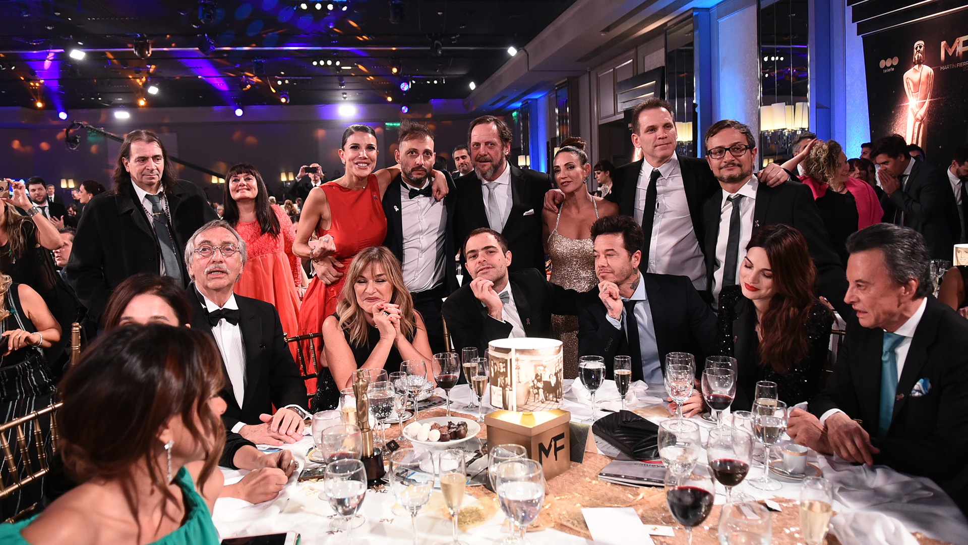 La mesa de “Un gallo para Esculapio” con Palito Ortega como invitado especial y parte del equipo de la ficción que se acercó para la foto