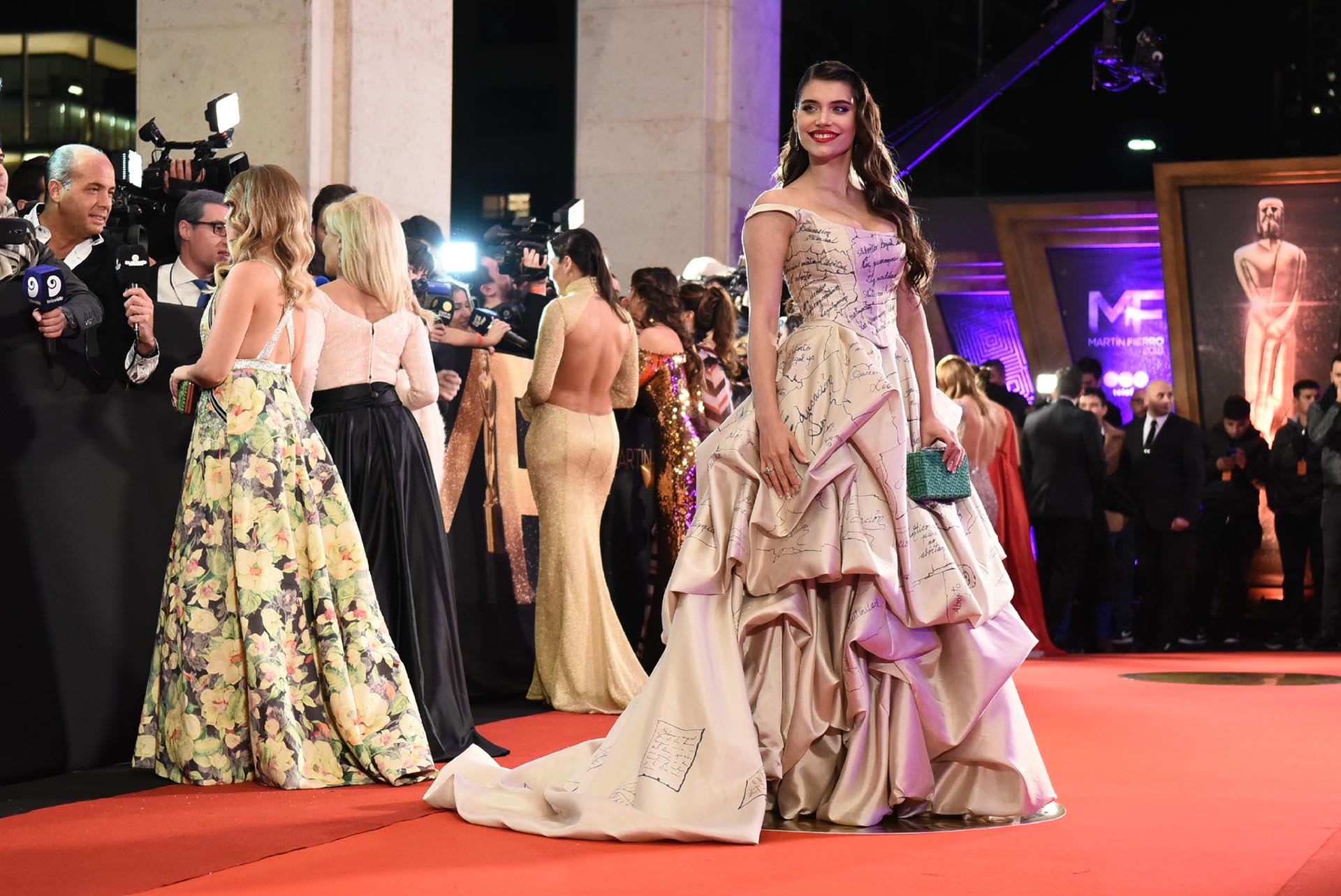La ganadora del Martín Fierro como Mejor Actriz Protagonista de Unitario pisó la alfombra roja con un diseño de Verónica de la Canal con importantes frases estampadas: “Vivas nos queremos”, “la clandestinidad nos mata” y “aborto legal”