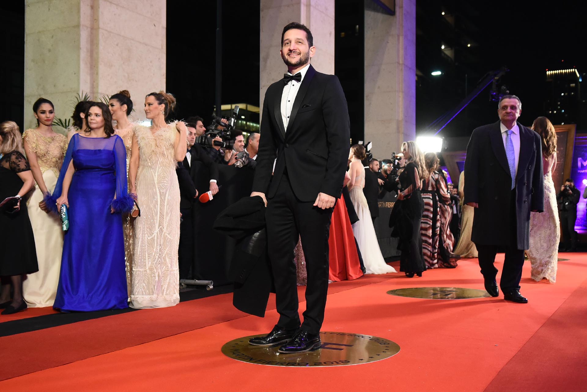 Men in black: el periodista y conductor Germán Paoloski, en la red carpet