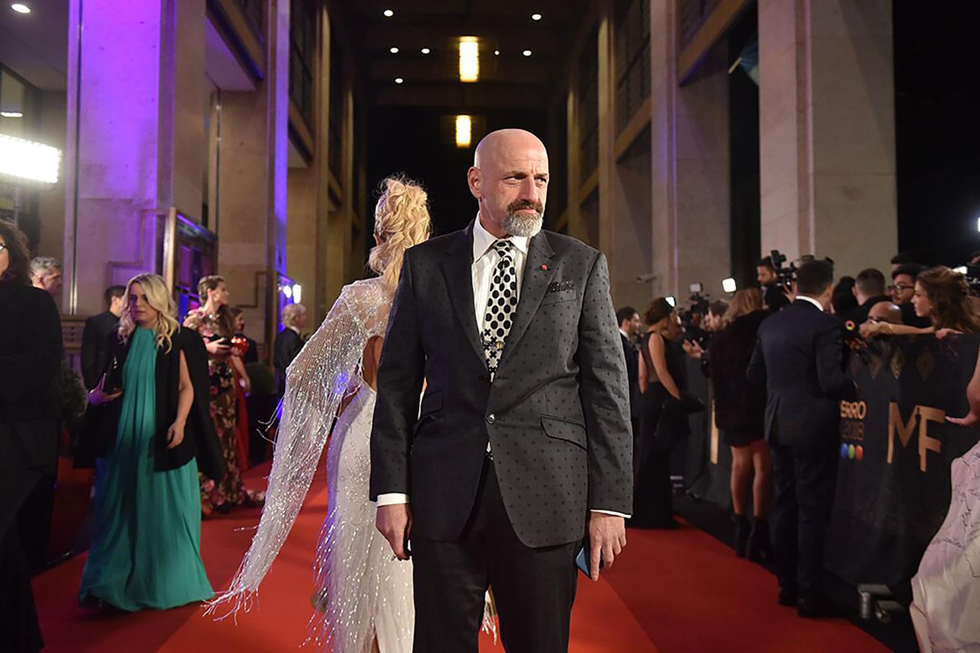 Gustavo Sofovich transita la alfombra roja con un traje a lunares: a más de uno le hizo recordar a aquel que utilizara Lionel Messi en una entrega de Balón de Oro