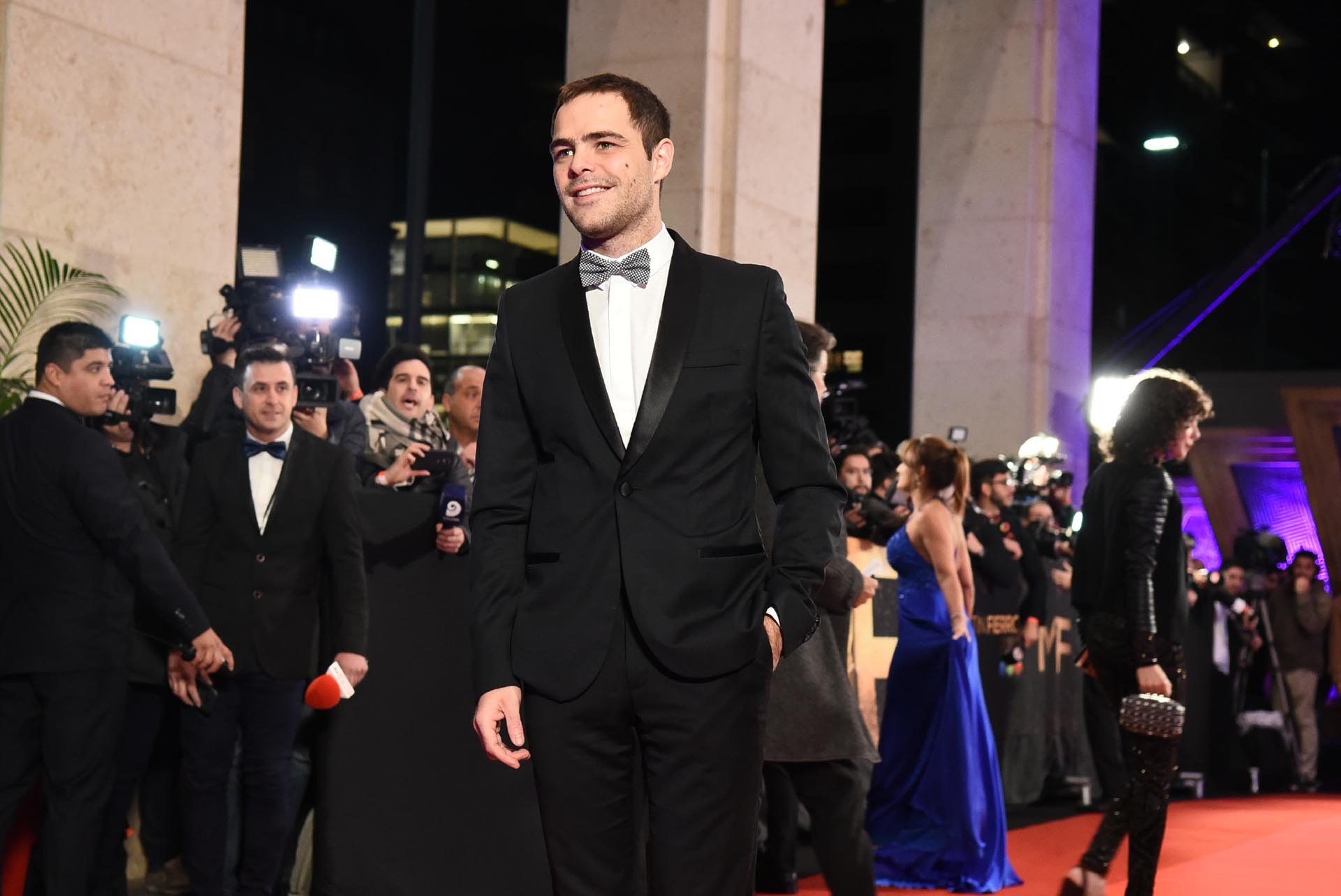 Ya consagrado como gran actor, Peter Lanzani recorrió la alfombra roja del hotel Alvear Icon; esa noche lo esperaría el Oro de “Un gallo para Esculapio”