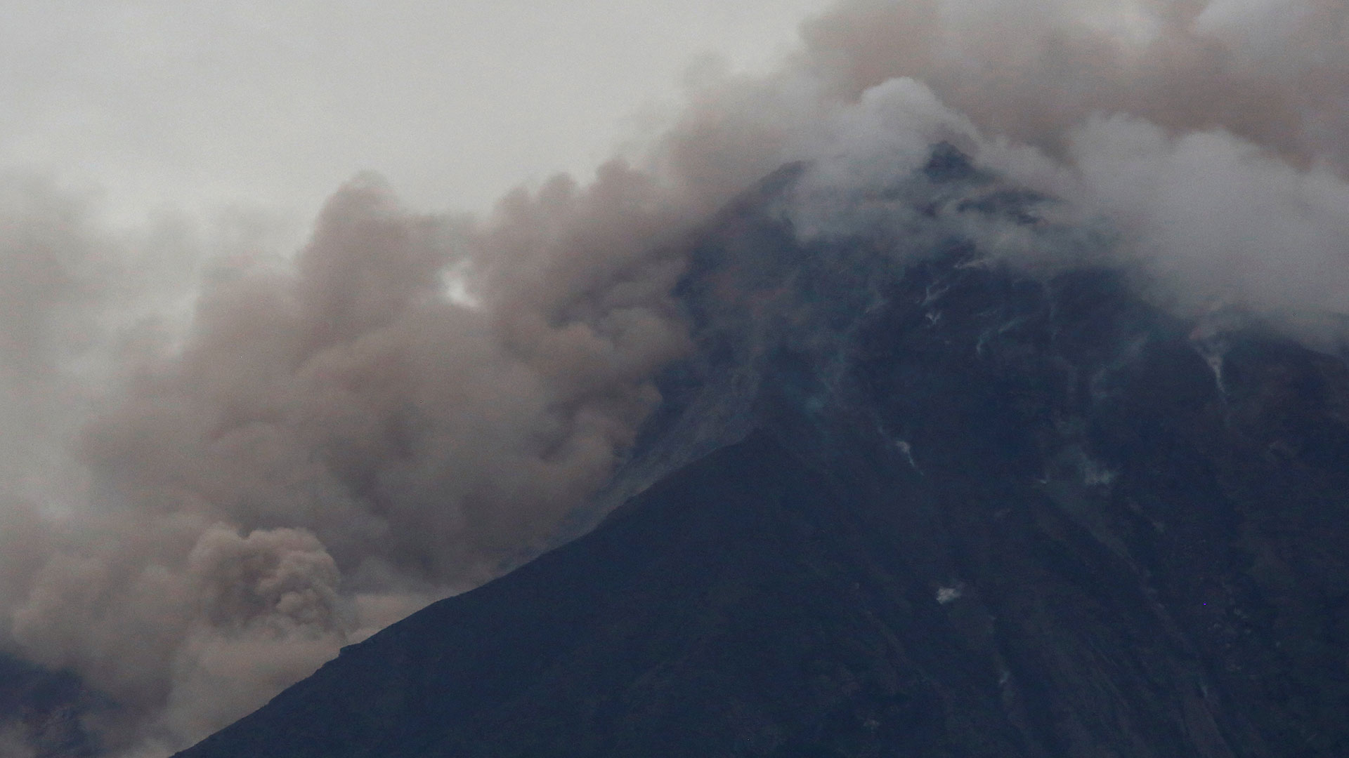 Así estaba el Volcán de Fuego después de una erupción violenta, en San Juan Alotenango, Guatemala el 3 de junio de 2018 (Reuters)
