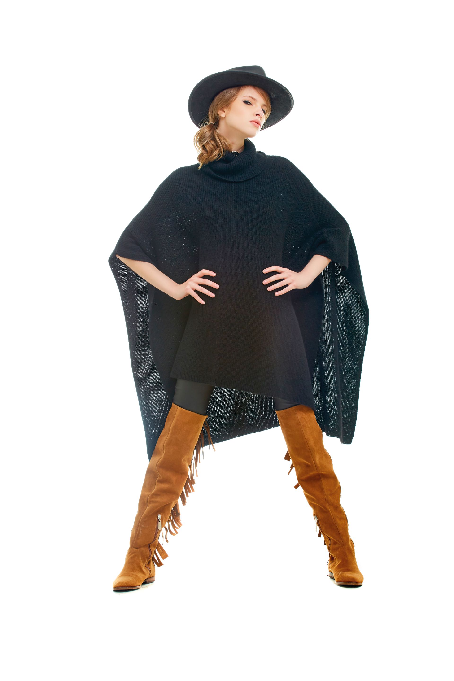 Poncho de lana ($ 3.498, Ayres) y bucaneras de gamuza con flecos ($ 5.930, The Bag Belt). (Foto: Marcello Molinari/ Para Ti)