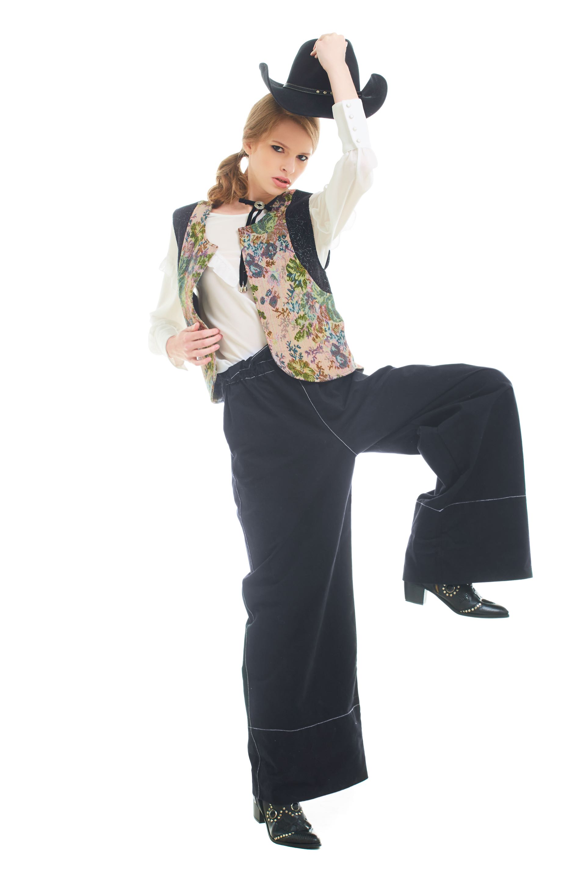 Blusa con volados ($ 3.300, Vitamina), chaleco de brocato ($ 2.900, Custo Barcelona), pantalón ancho de gabardina con cintura elastizada ($ 1.490, Complot) y sombrero de fieltro ($ 1.575, Compañía de Sombreros). (Foto: Marcello Molinari/ Para Ti)
