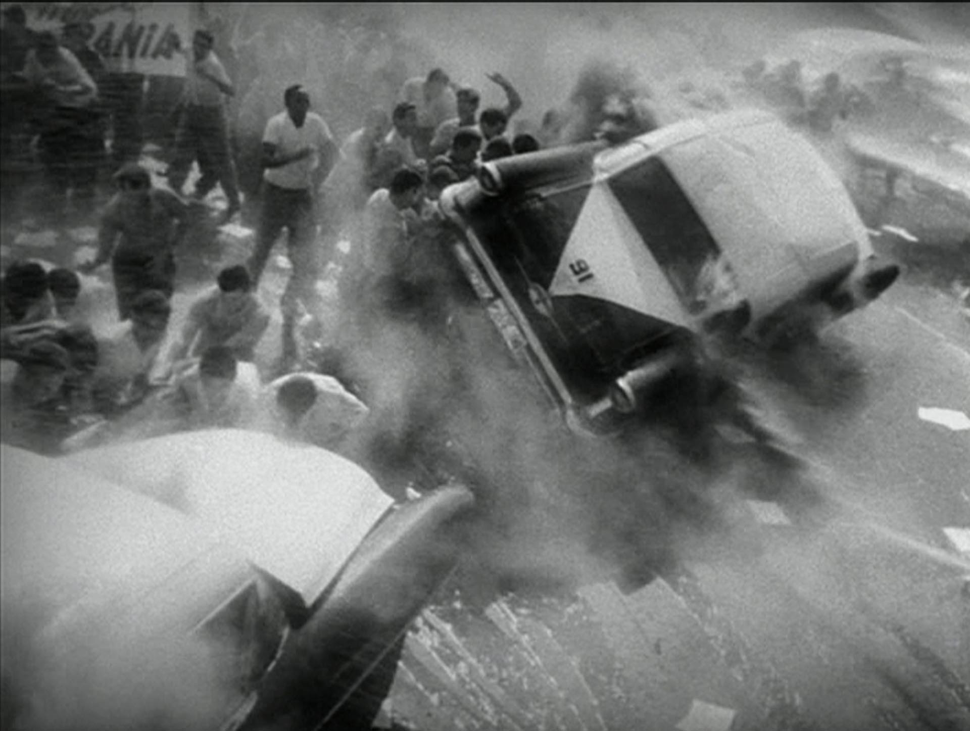 Soy Cuba, una película de dos horas y veinte minutos, estructurada en cuatro episodios independientes, ambientados antes de la revolución, mostrando la lucha contra la dictadura de Batista