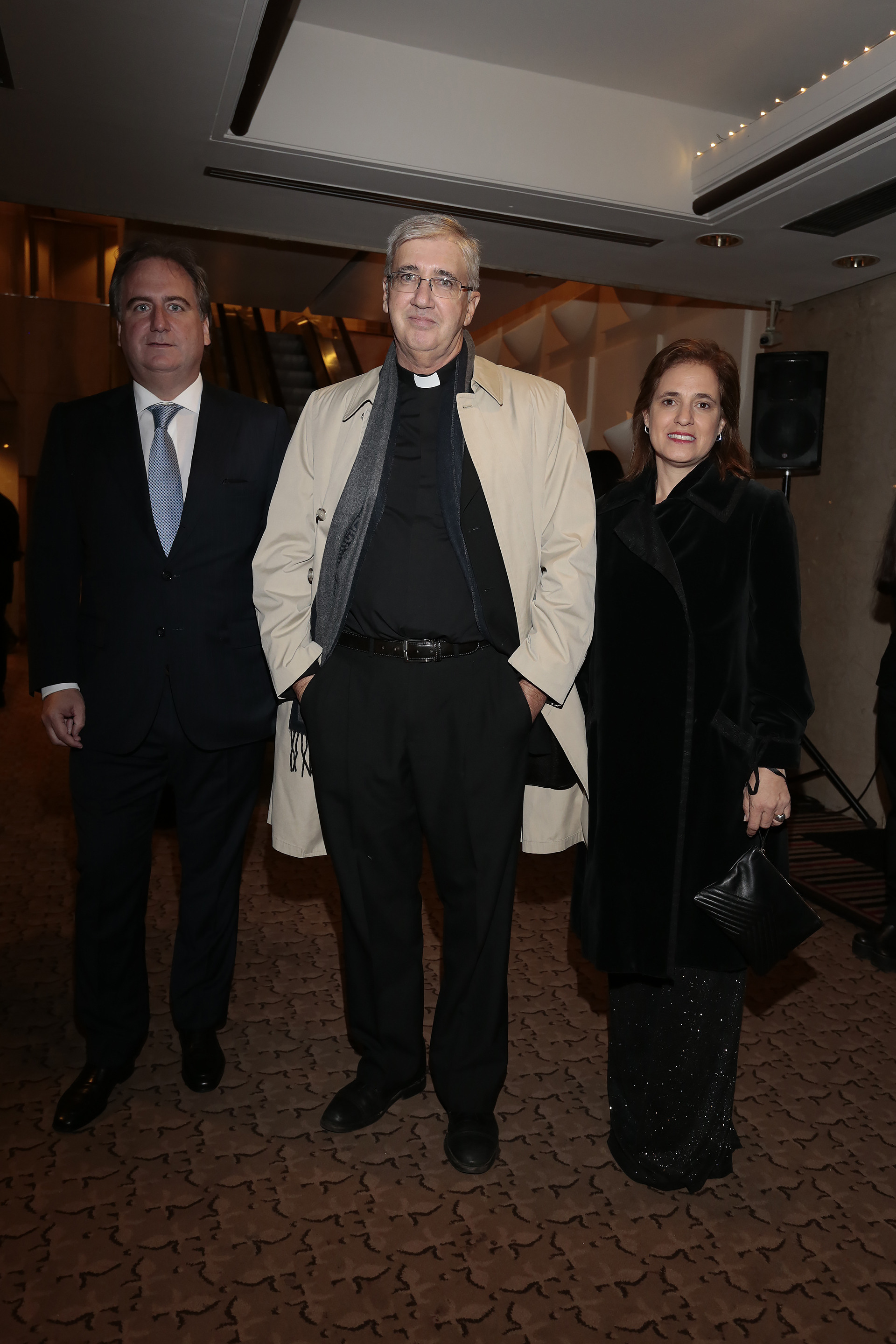 Tato Lanusse y Silvina Pueyrredon junto al Presbítero Guillermo Marcó