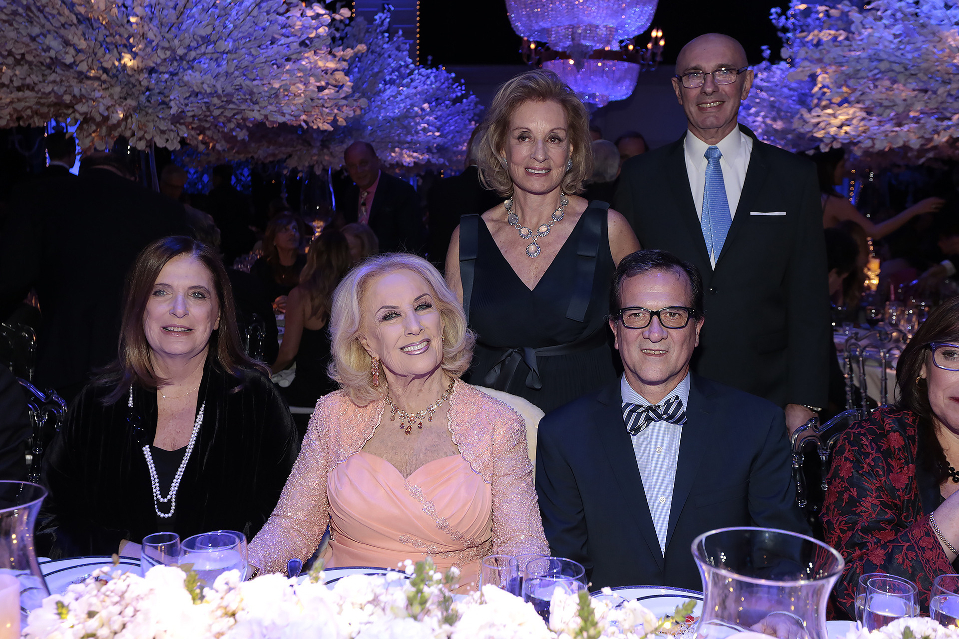 Mirtha Legrand junto al director del Hospital Fernández, Ignacio Previgliano. A su izquierda, la diputada Carmen Polledo, detrás Miriam Bagó y Eduardo Galvez