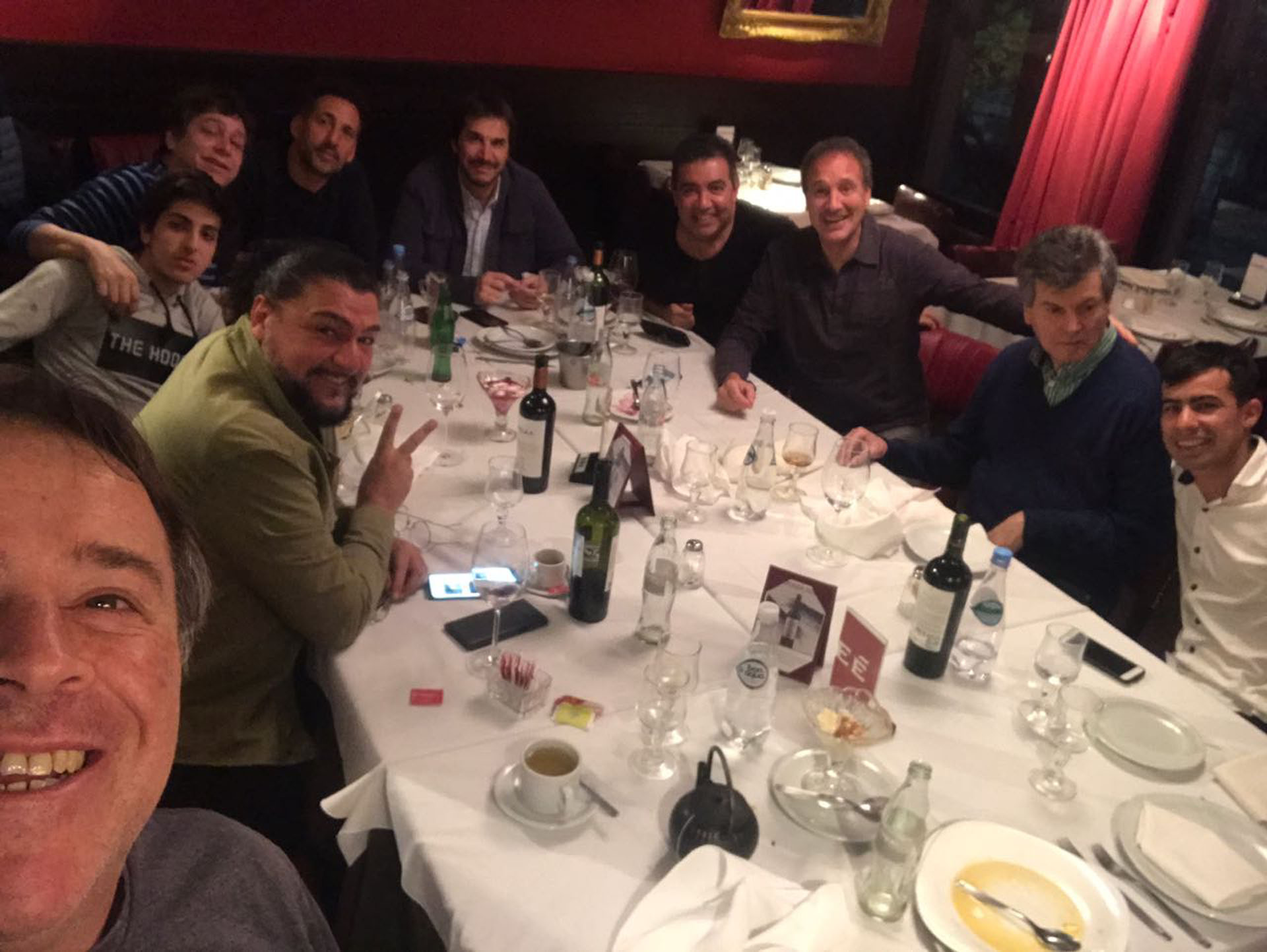 El actor, con la compañía de sus amigos