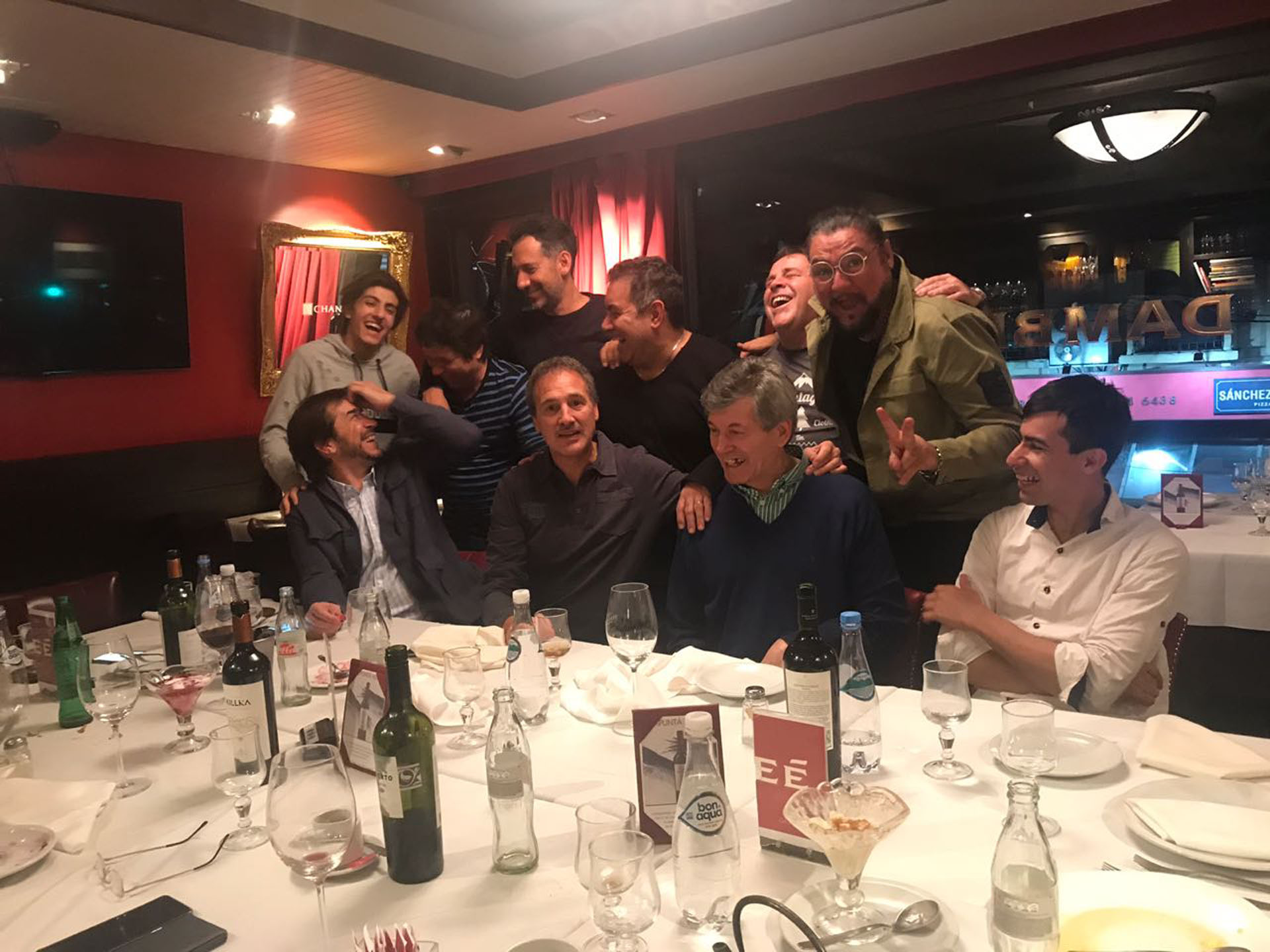 Sonriente, en la cena con sus amigos