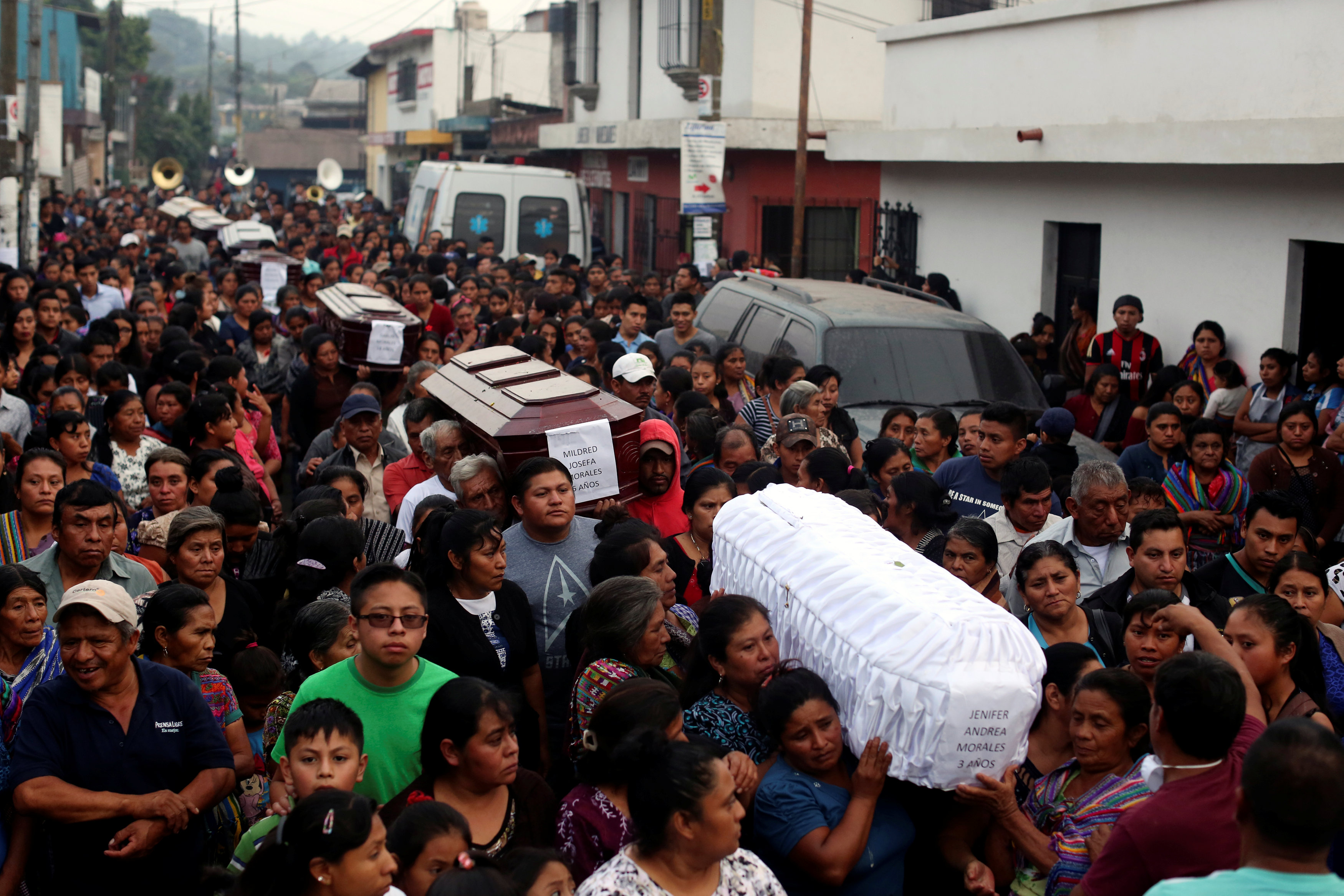 Funeral de las víctimas de la erupción en Alotenango (Reuters/ José Cabezas)