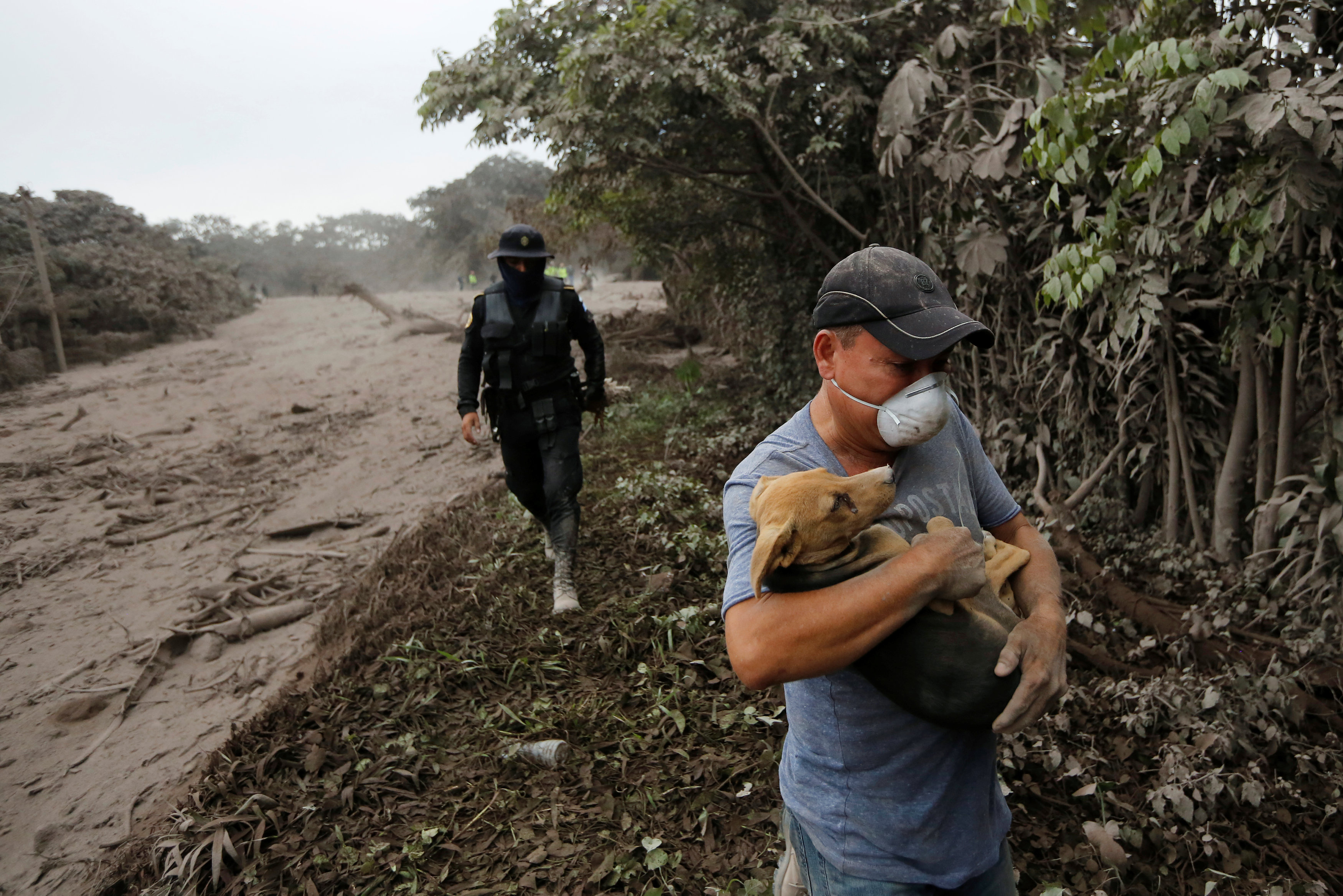 Un afectado por la erupción en San Miguel Los Lotes en Escuintla (Reuters/ Luis Echeverria)