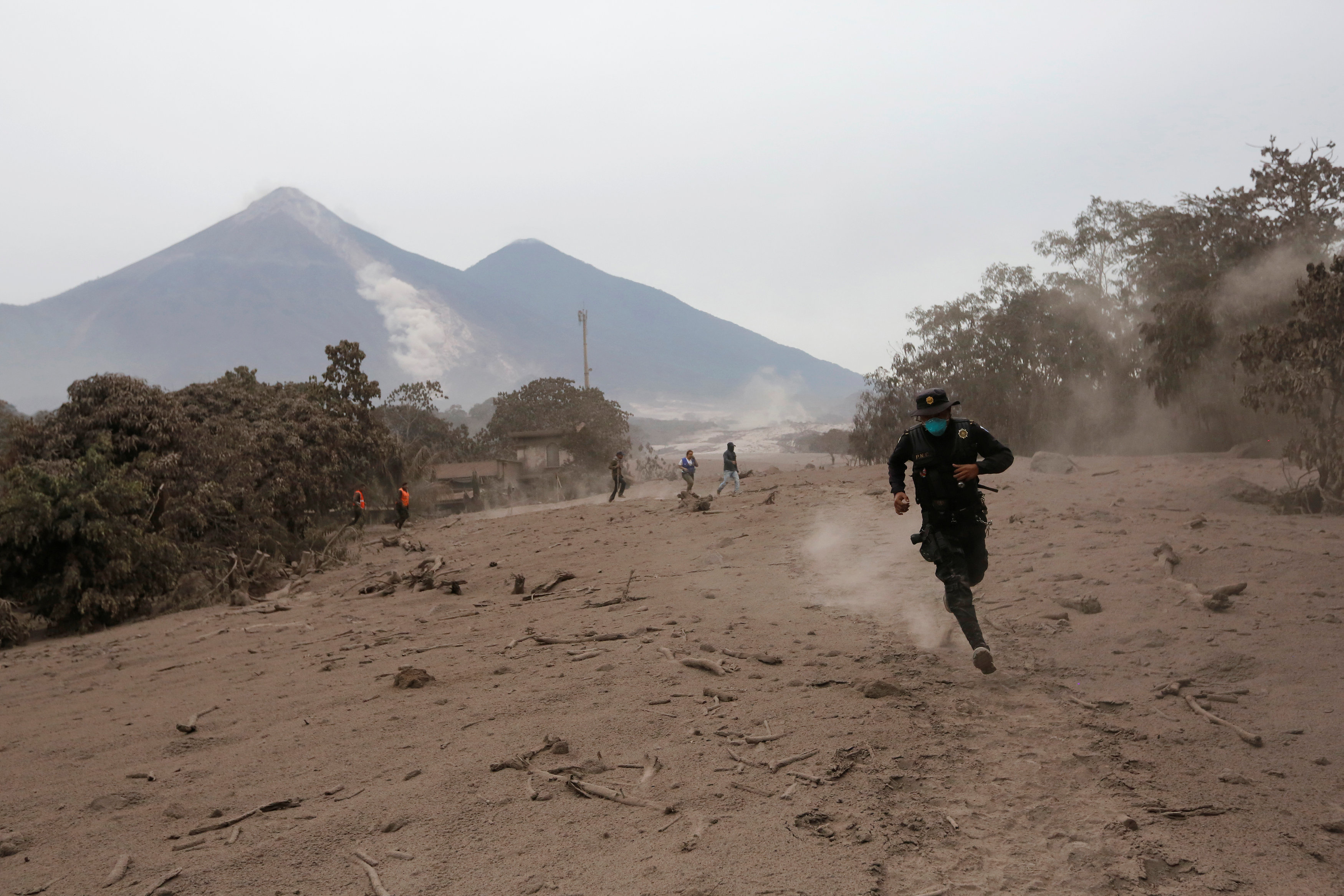 Un policía huye tras una nueva erupción de material piroclástico (Reuters/ Luis Echeverria)