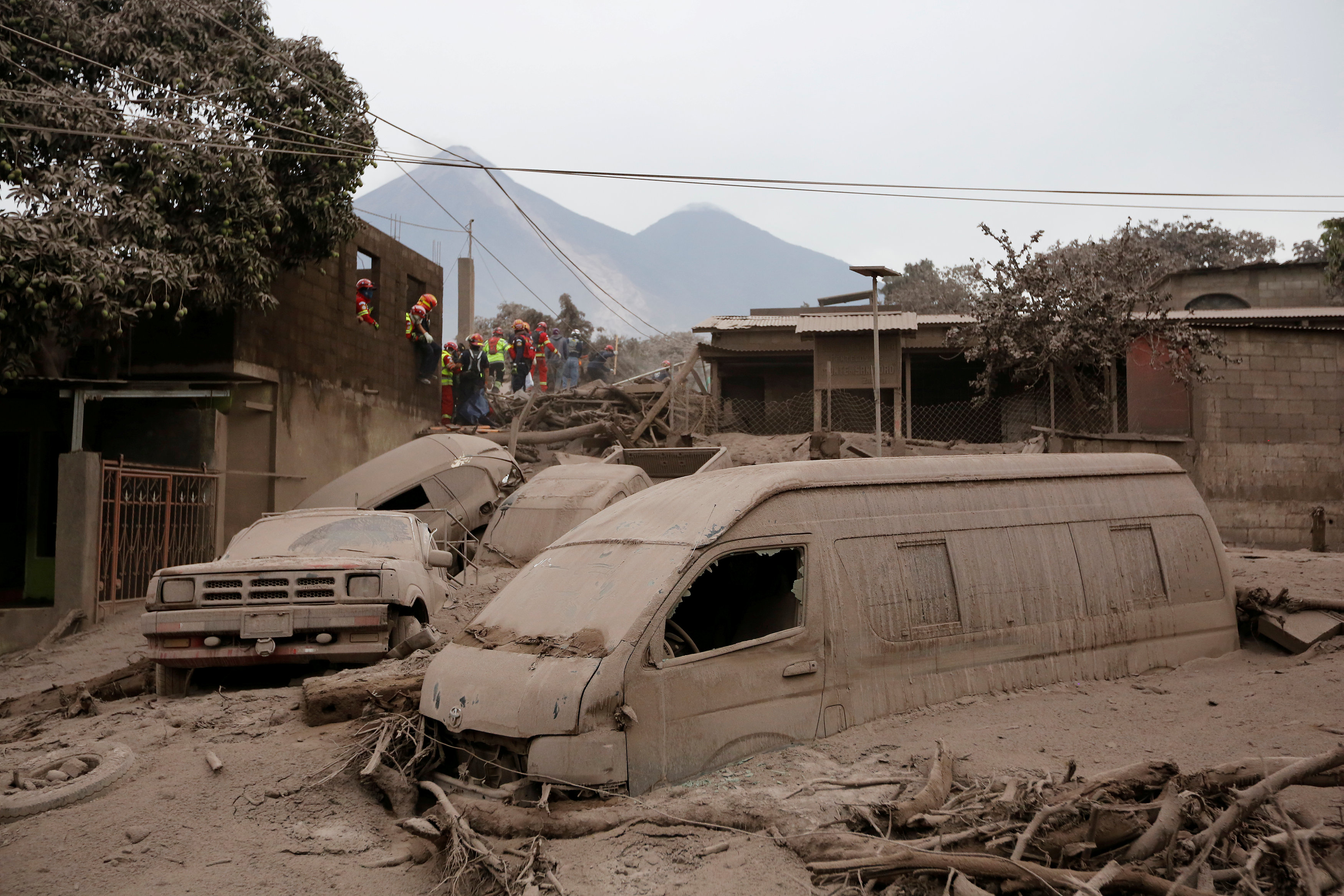 Rescatistas en San Miguel Los Lotes en Escuintla (Reuters/ Luis Echeverria)