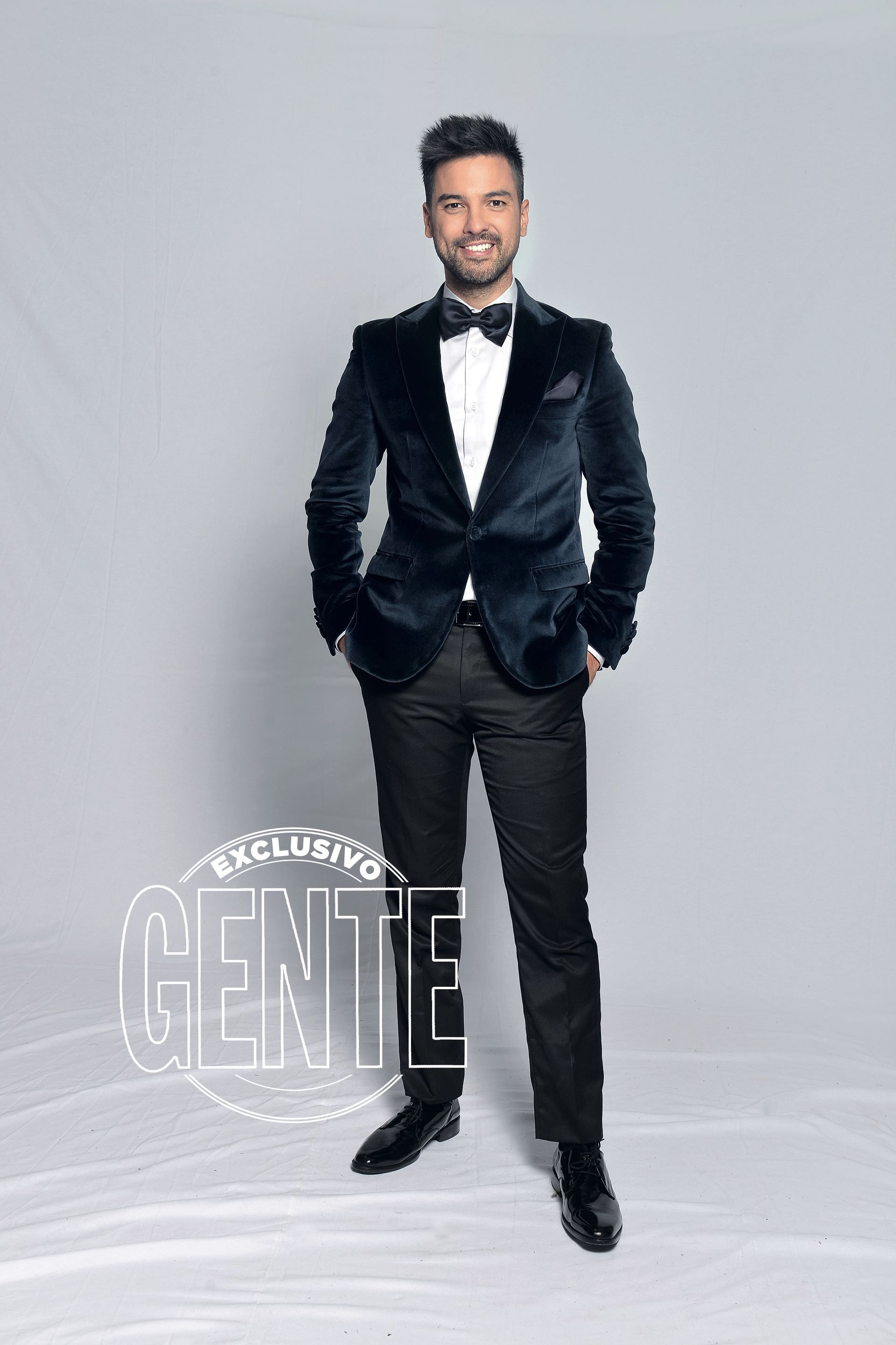 Chino Leunis by Mis Intimos Amigos y zapatos de Colantuono.