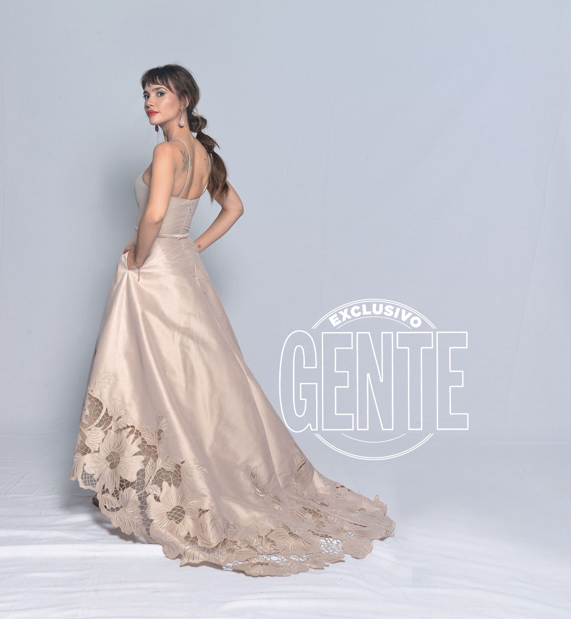 Celeste Cid por Javier Saiach, zapatos Justa Osadía y joyas Jean Pierre.