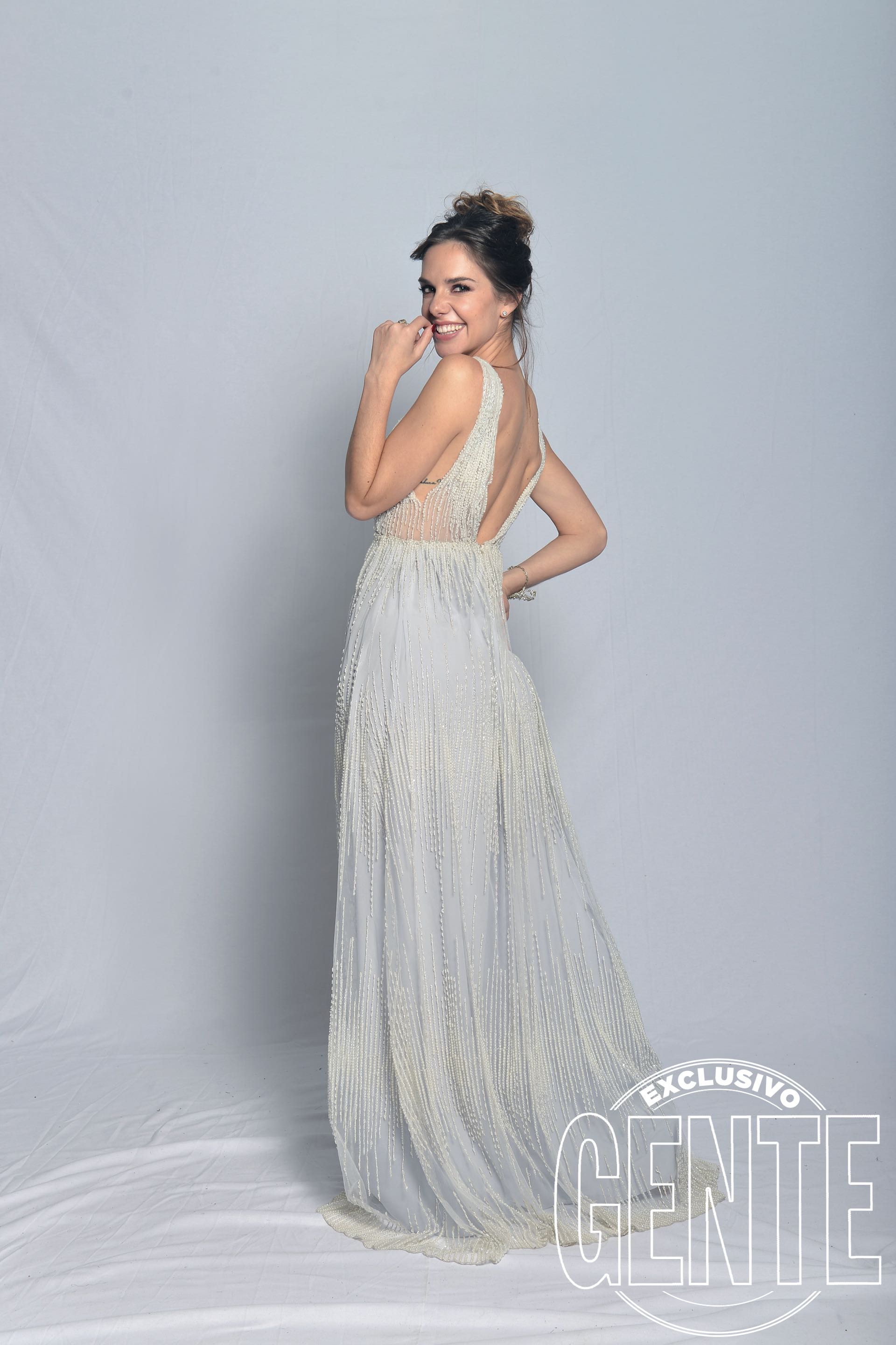 Julieta Nair Calvo by Lola Canavosio, zapatos Deattar y joyas Romina Albizu.
