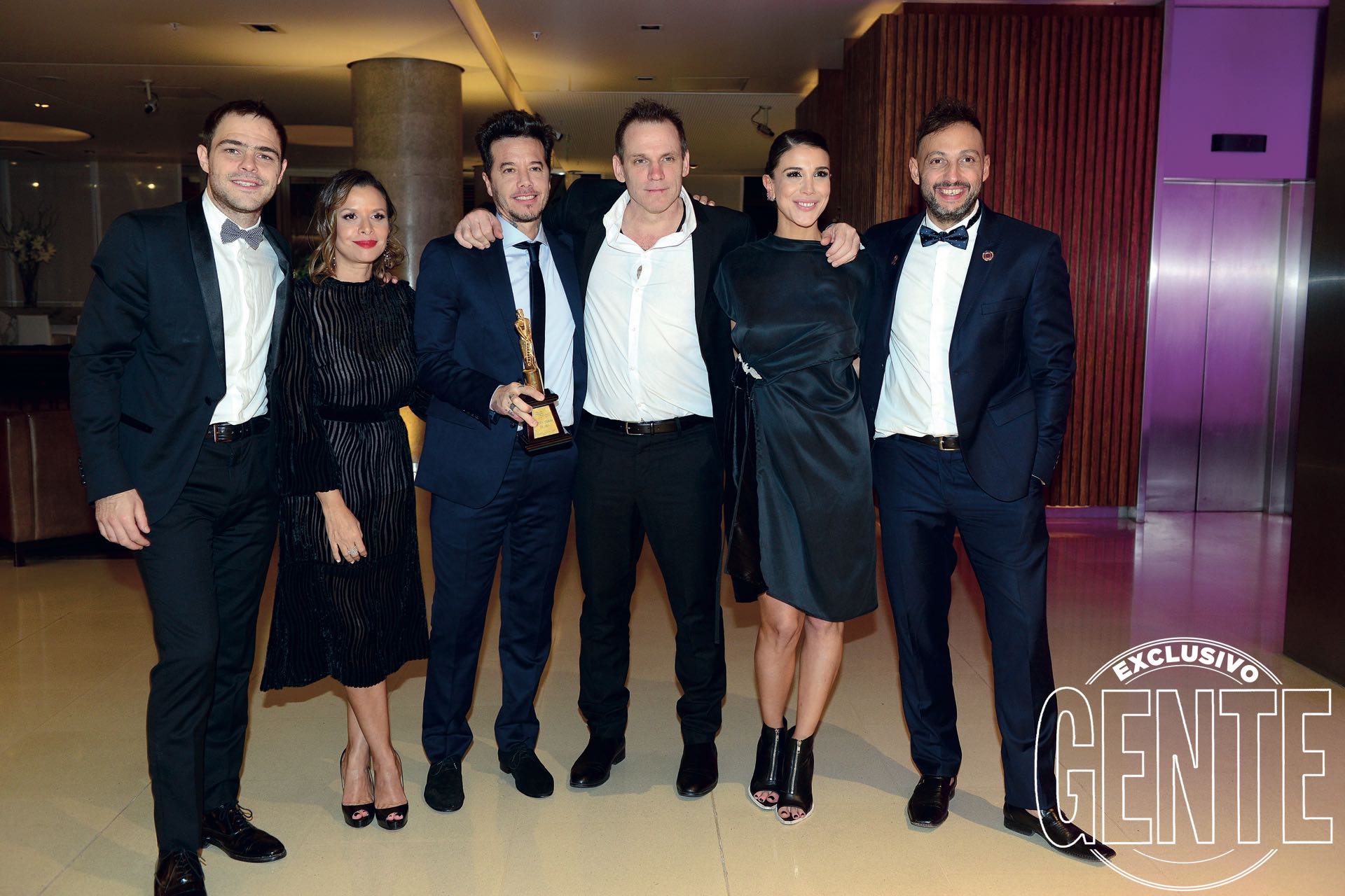 El búnker ganador. Arriba, Peter Lanzani, Julieta Ortega, Sebastián Ortega, el director Bruno Stagnaro, Andrea Rincón y el guionista Ariel Staltar, llegaron al noveno piso del Hotel Madero para la celebración íntima de Un gallo para Esculapio, que comenzó a la 1:50 del lunes 4 y se prolongó hasta las 3. Entre piezas de sushi y música electrónica con DJ en vivo, brindaron por la segunda temporada del unitario, ya en proceso. “Es un privilegio estar en este medio y tener la posibilidad de que se cumplan mis sueños”, dijo Sebastián.