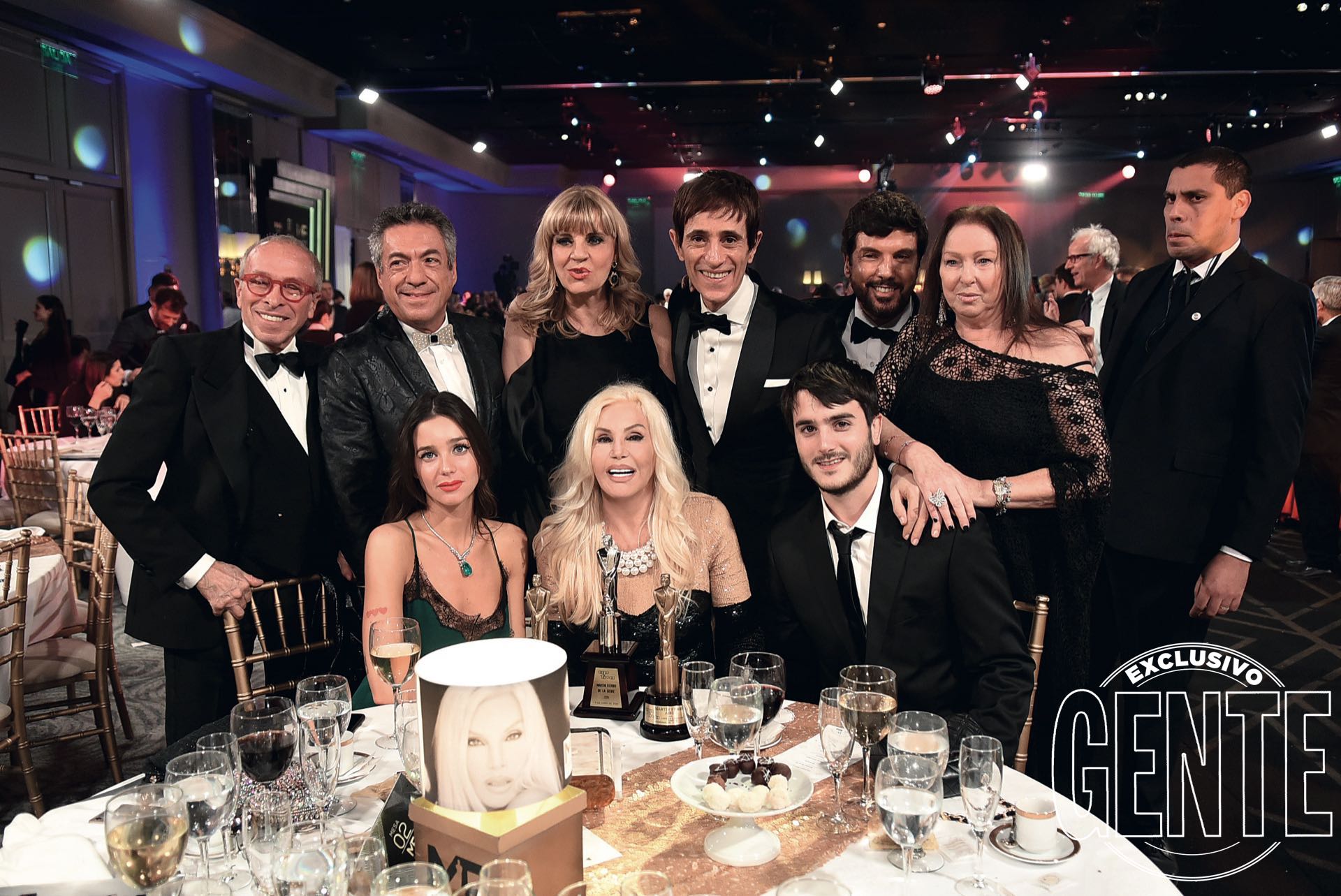 Compartieron mesa con amigos como Pet Figueroa, Dani Mañas, Teté Coustarot y Celia Sofovich, entre otros. 3. Mirtha Legrand y Juana Viale cariñosas con la diva.