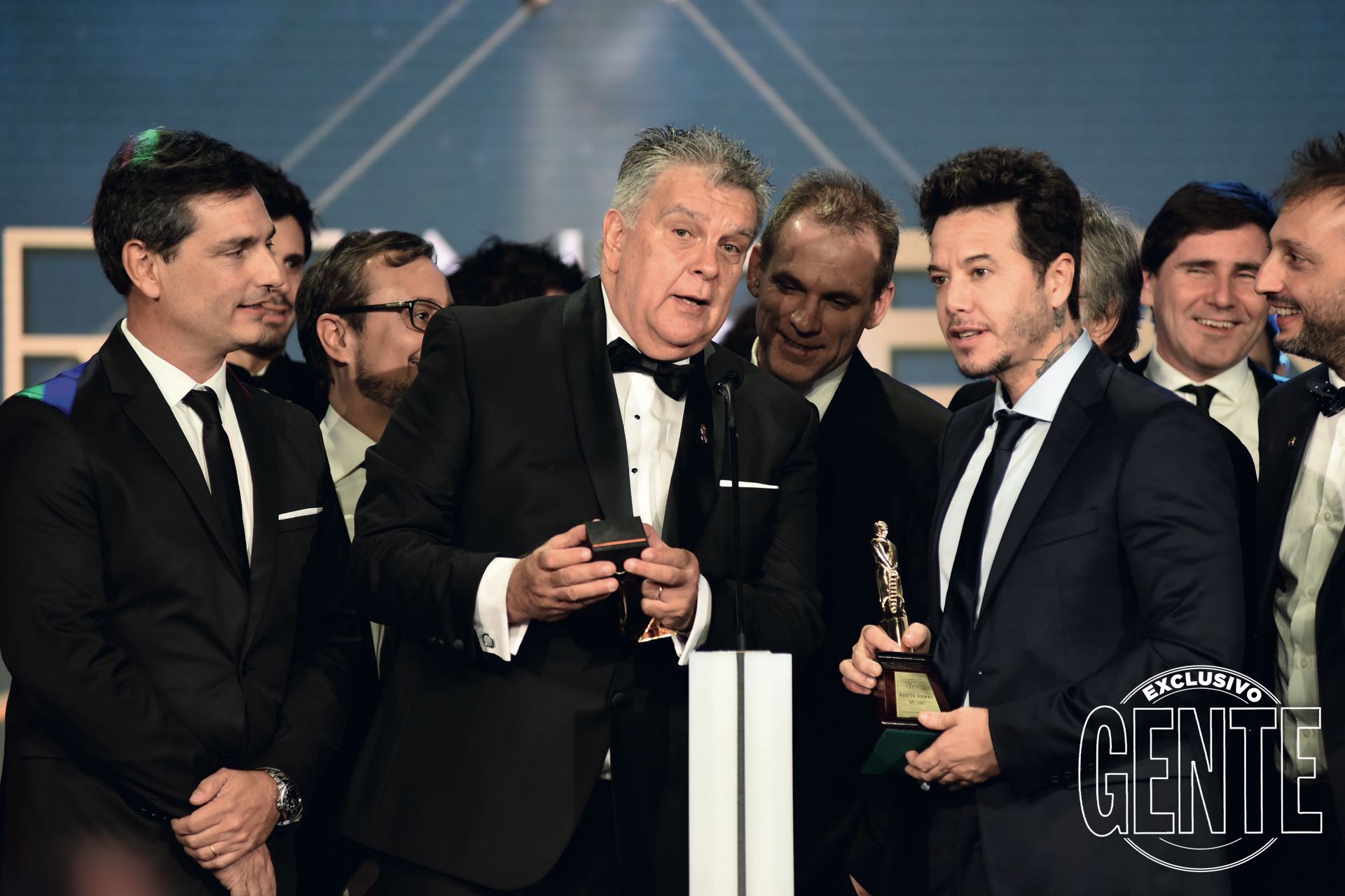Luis Ventura, presidente de APTRA, hizo entrega de una joya de 18 quilates –valuada en diez mil dólares– a los ganadores de la velada.