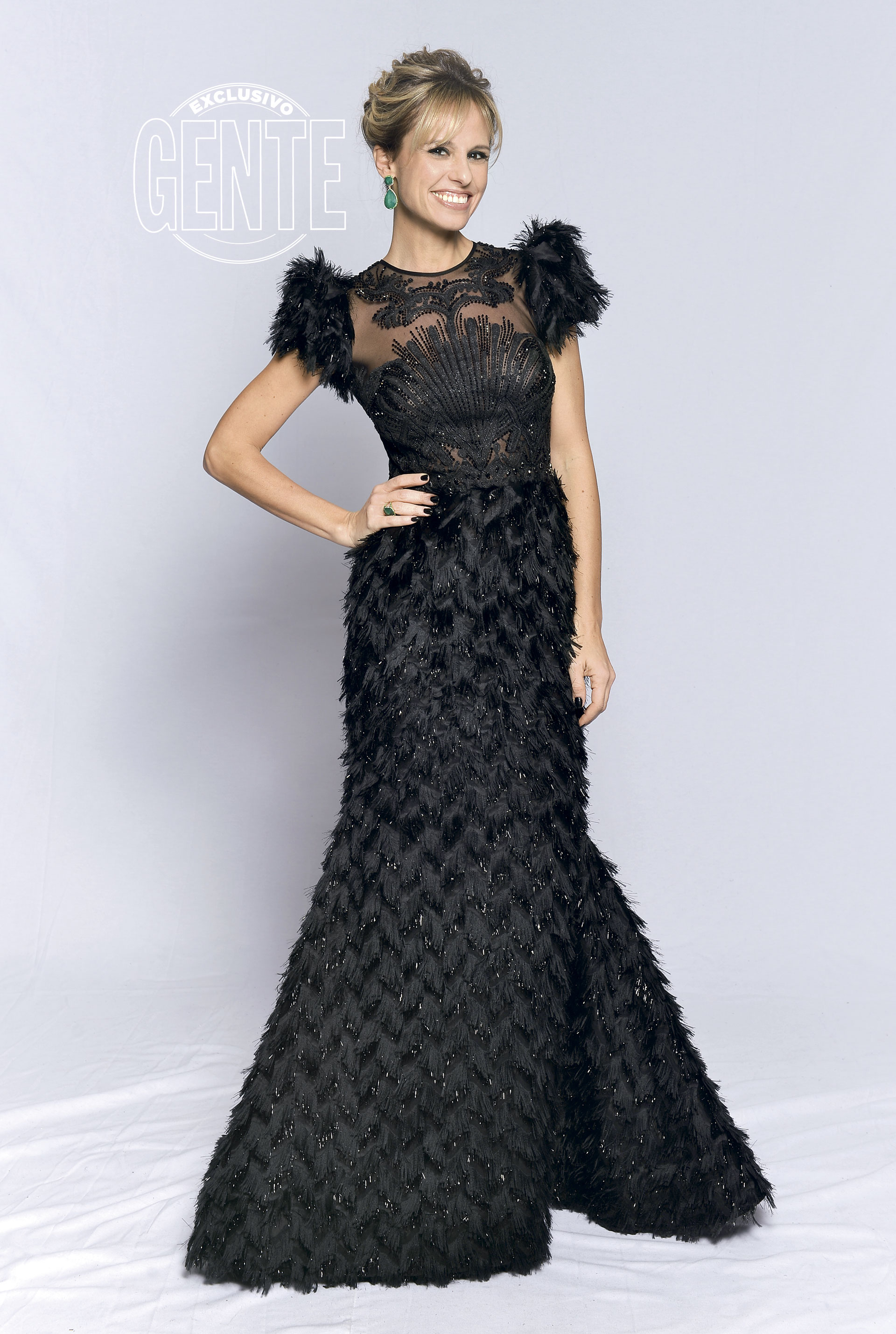 Mariana con diseño azabache de silueta sirena by Gabriel Lage, zapatos Sarkany y joyas Simonetta Orsini.