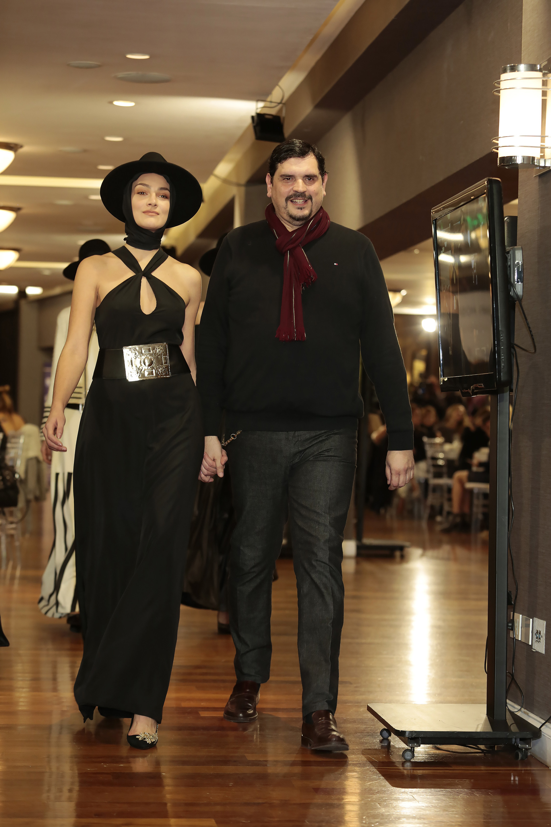 El diseñador Marcelo Senra junto a sus modelos