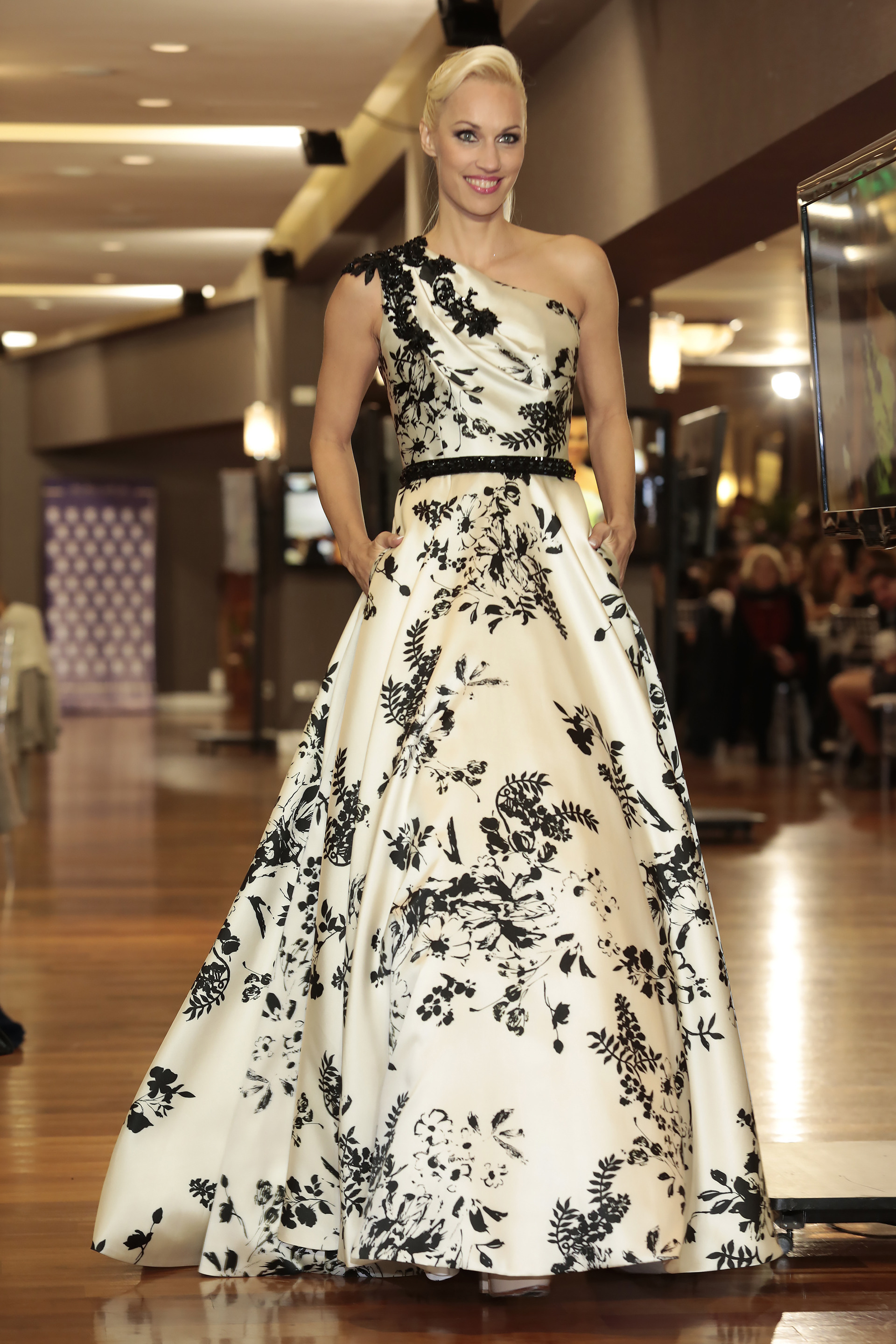 Ingrid Grudke lució un fabuloso vestido de la colección de Claudio Cosano