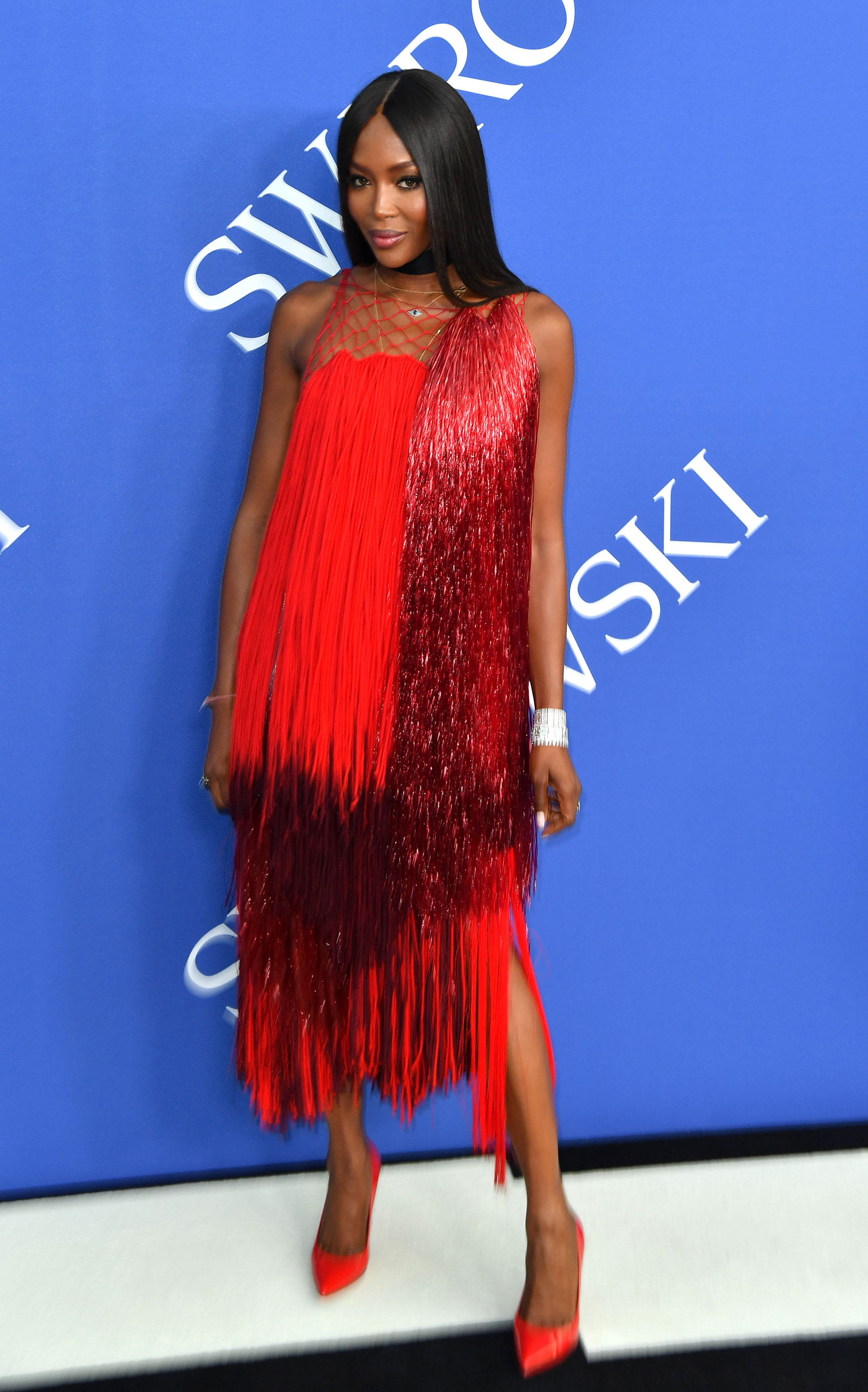 Naomi Campbell, ganadora de la noche como ‘Modelo Icónica’, llevó un vestido de maxi-flecos en varios tonos de color rojo, de CALVIN KLEIN 205W39NYC y joyas de Tiffany & Co.